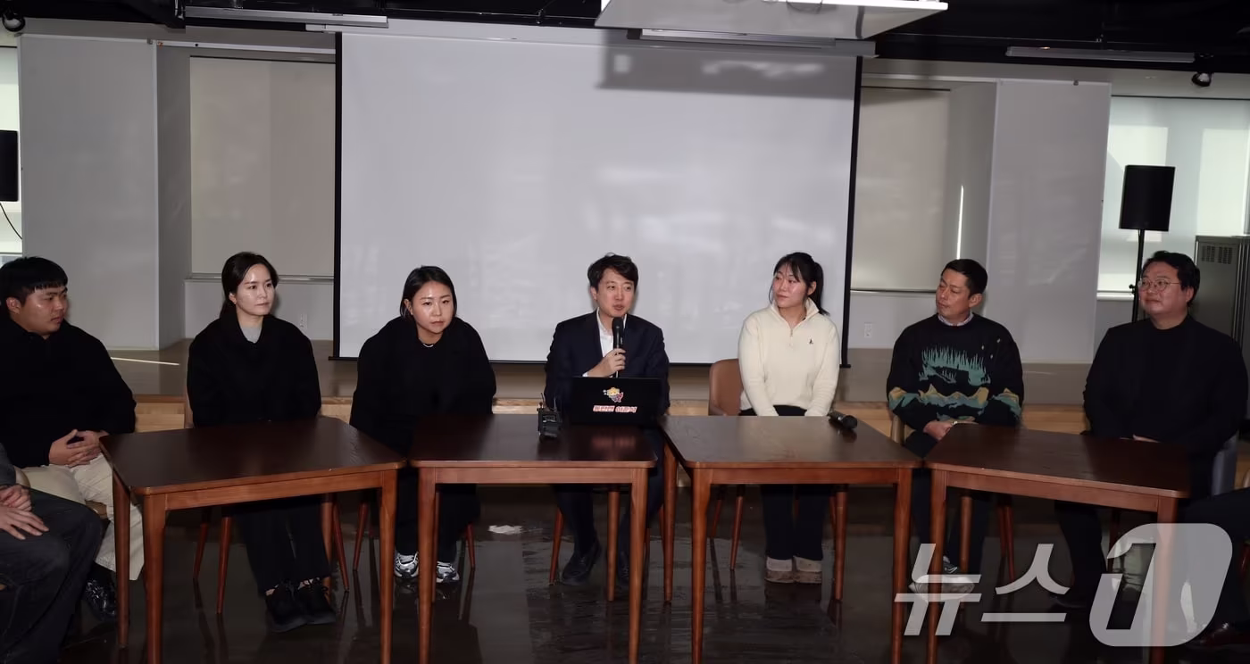 31일 오후 제주시 제주청년센터에서 이준석 개혁신당 대표가 청년들과의 라운드테이블에서 질의응답을 하고 있다. 2025.12.31/뉴스1 ⓒ News1 고동명 기자