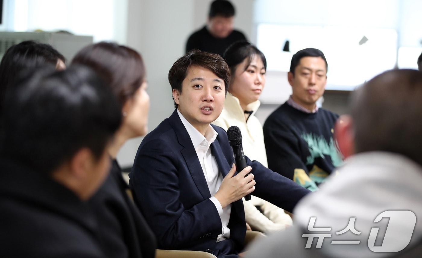 31일 오후 제주시 제주청년센터에서 이준석 개혁신당 대표가 청년들과의 라운드테이블에서 질의응답을 하고 있다. 2025.12.31/뉴스1 ⓒ News1 고동명 기자