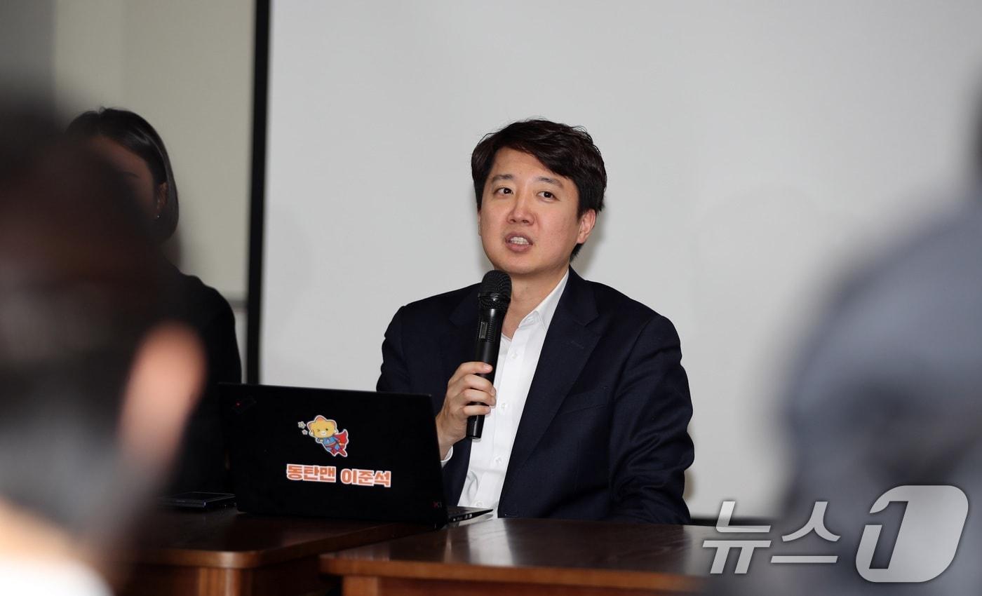 31일 오후 제주시 제주청년센터에서 이준석 개혁신당 대표가 청년들과의 라운드테이블에서 질의응답을 하고 있다. 2025.12.31/뉴스1 ⓒ News1 고동명 기자