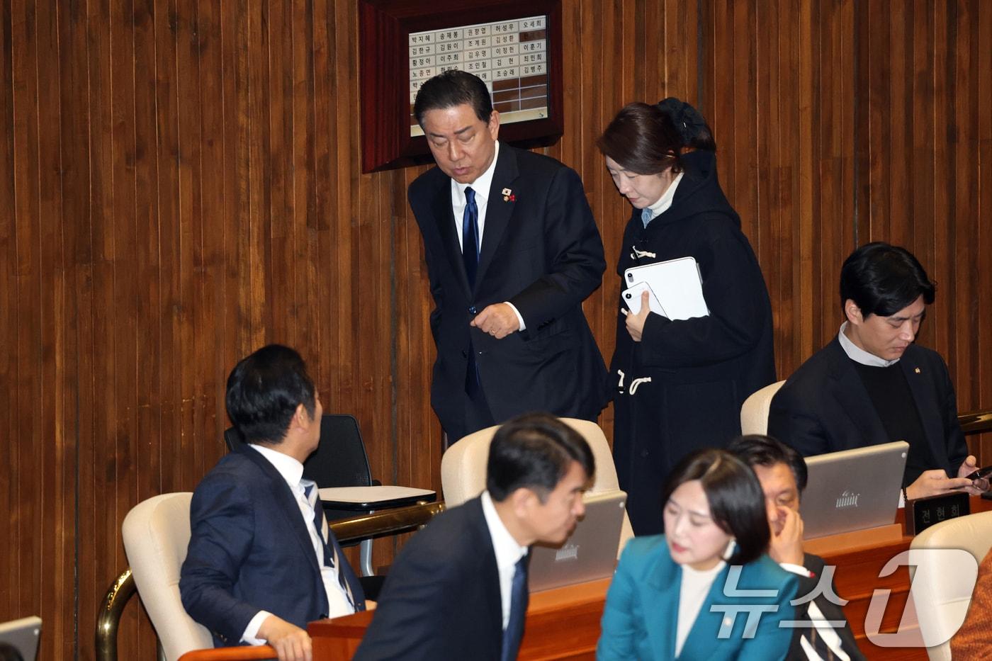 2025년 12월 24일 서울 여의도 국회에서 열린 제430회 국회(임시회) 제2차 본회의에서 당시 김병기 더불어민주당 원내대표와 강선우 의원이 대화를 나누며 발걸음을 옮기고 있다. 왼쪽 아래는 이들을 바라보는 정청래 대표. (뉴스1 DB) 2025.12.31/뉴스1 ⓒ News1 이승배 기자