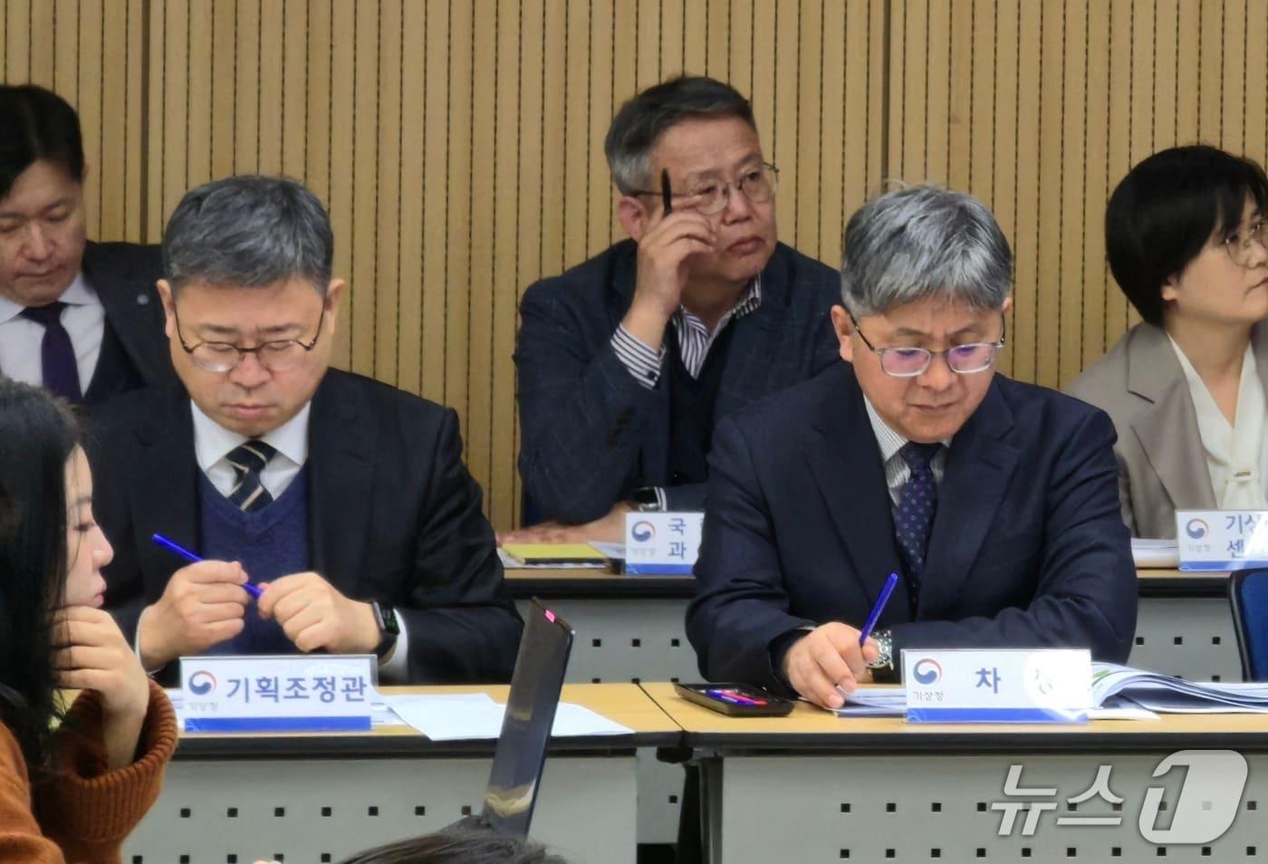 지난 18일, 2026년 추진 주요정책 발표 당시의 이정환 신임 기상청 차장(왼쪽·당시 기획조정관)과 퇴임하게 된 김승희 차장(오른쪽) ⓒ 뉴스1 황덕현 기자