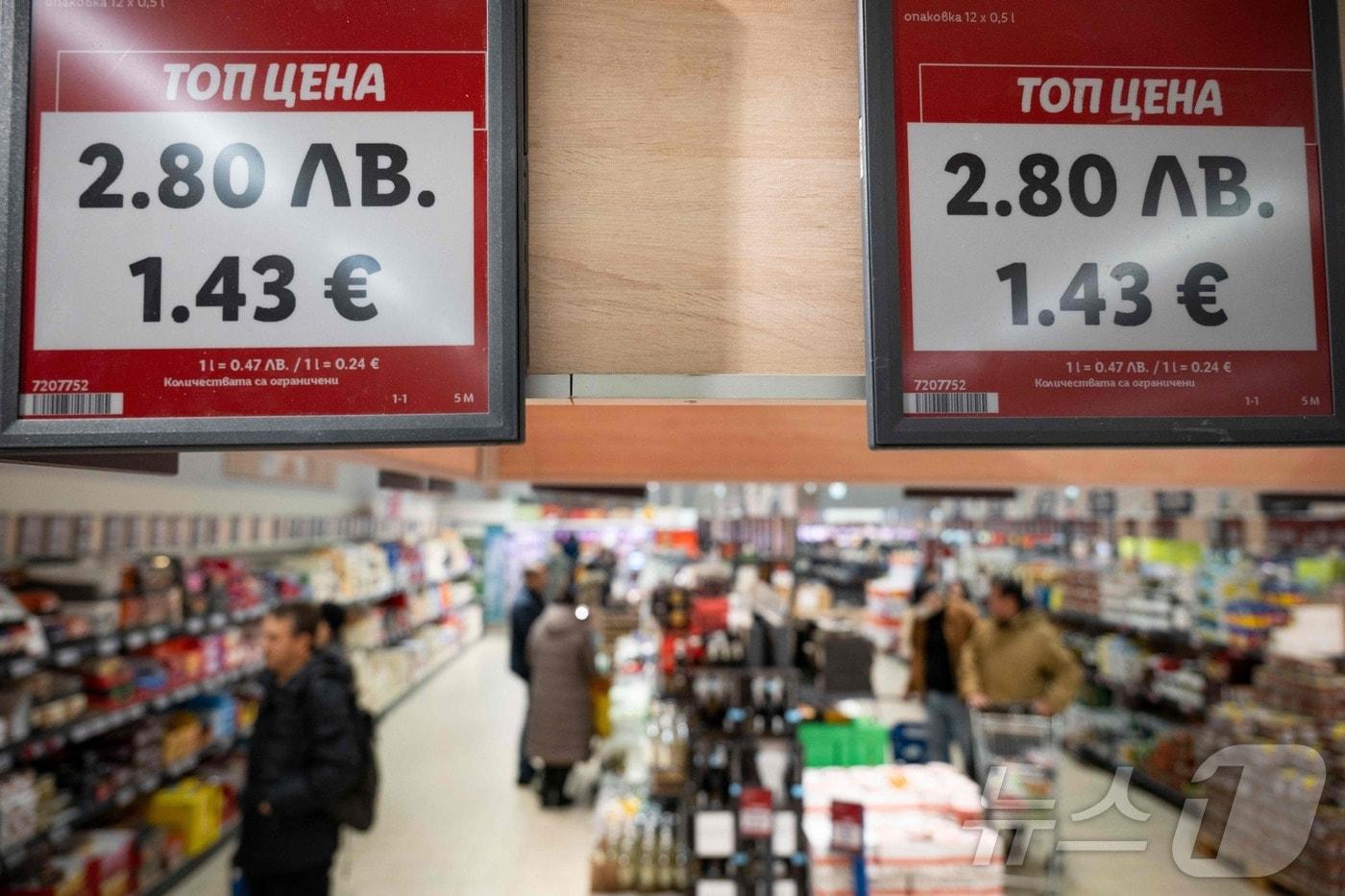 내년 1월 1일로 예정된 불가리아의 유로화 도입을 앞둔 30일(현지시간) 불가리아 소피아의 한 소매점에서 불가리아 레프와 유로화로 가격을 표시하고 있다. 2025.12.30. ⓒ AFP=뉴스1 ⓒ News1 이정환 기자