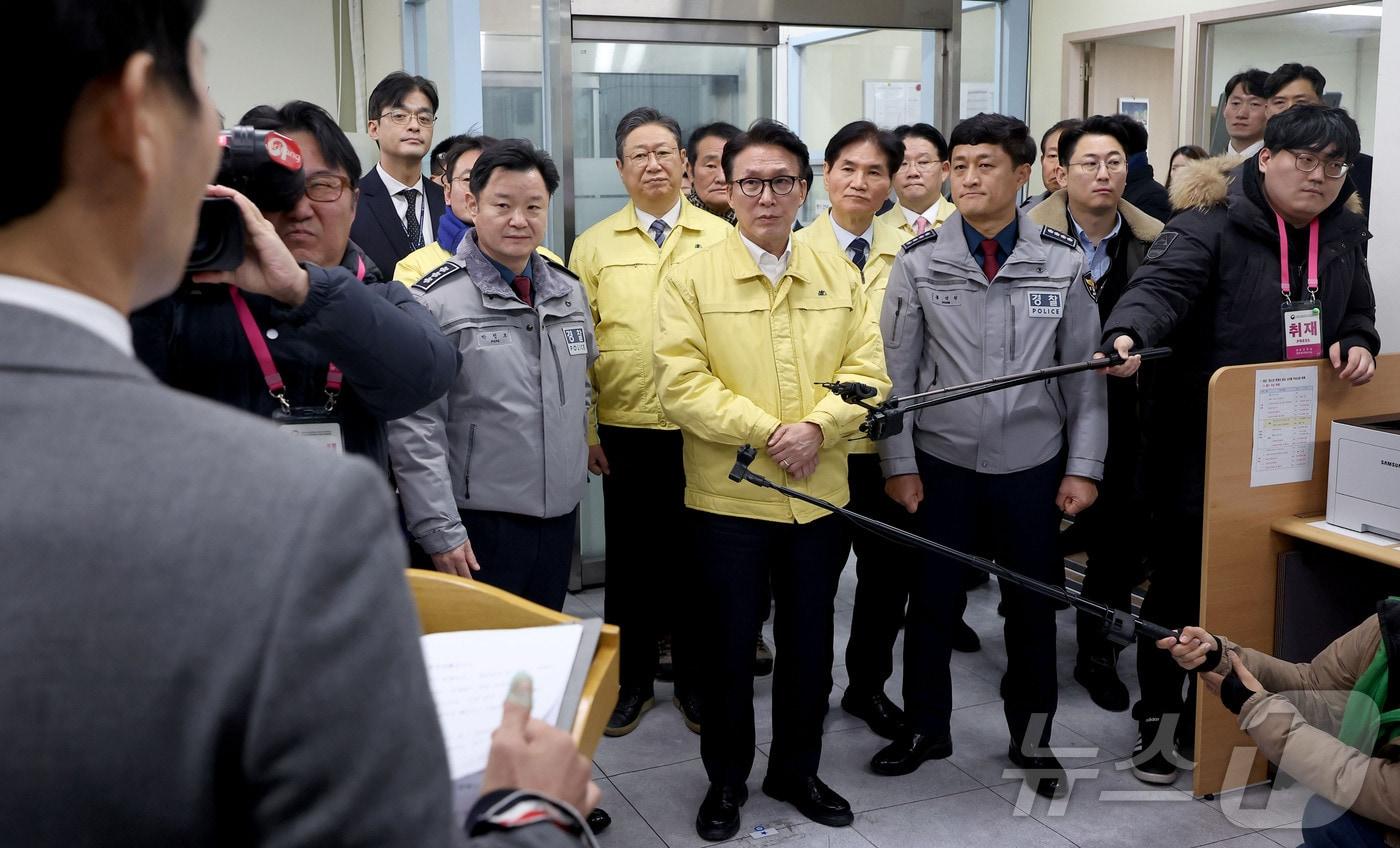 김민석 국무총리가 31일 서울 양천경찰서를 방문해 연말연시 치안 현황을 점검하고 있다. (공동취재) 2025.12.31/뉴스1 ⓒ News1 김명섭 기자