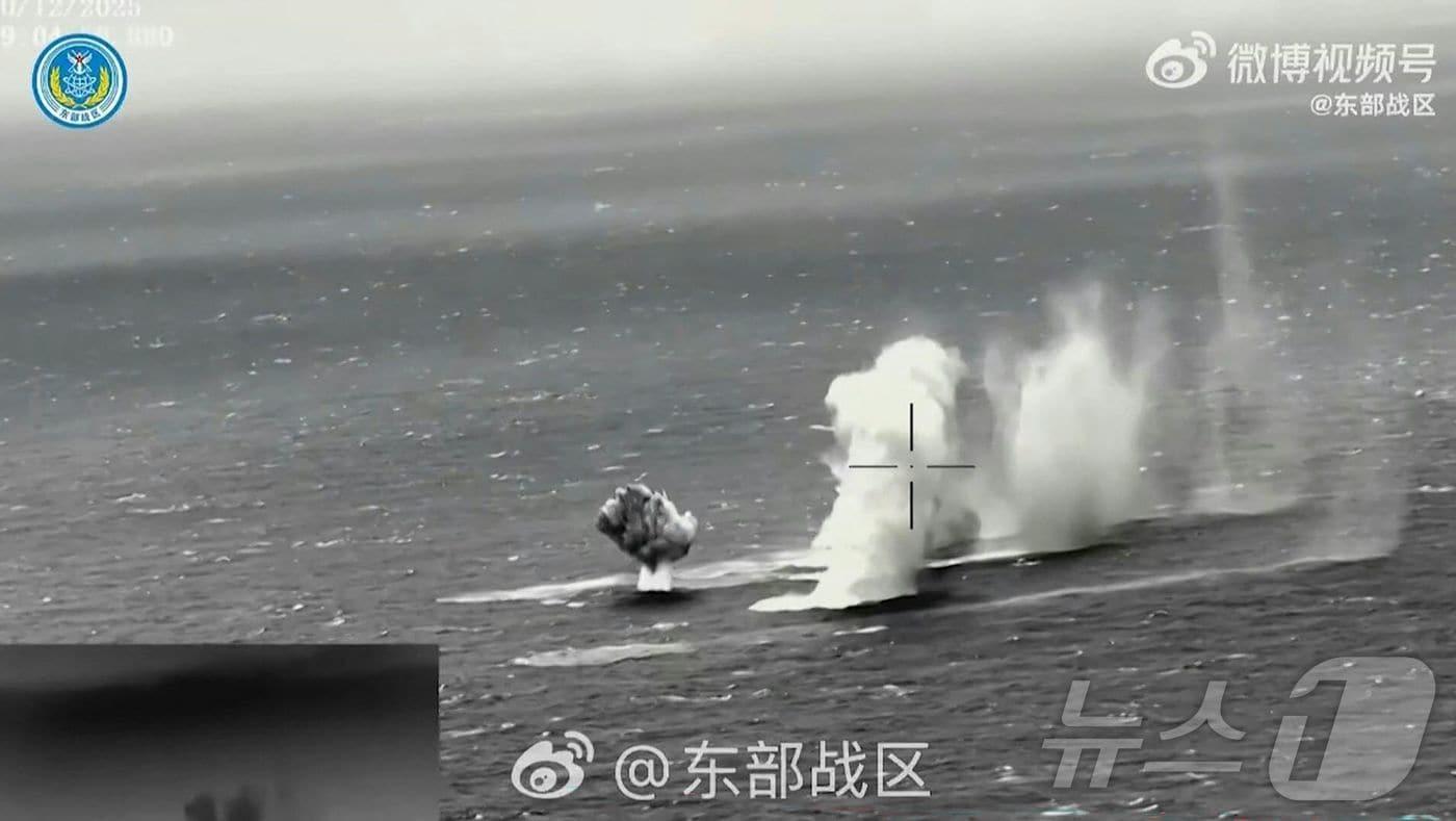 중국 인민해방군(PLA) 동부전구사령부가 제공한 영상 캡처 화면. 중국 군대가 미확인 장소에서 해상으로 로켓을 발사하는 장면이 담겼다. 이 영상은 2025년 12월 30일 AFPTV를 통해 공개됐다.2025.12.30.ⓒ AFP=뉴스1