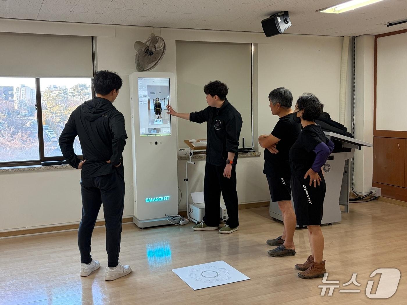 본문 이미지 - 센터 개소에 앞서 지역 직장인을 대상으로 사전 프로그램을 운영하는 모습. (건양대 제공.재판매 및 DB 금지)/뉴스1