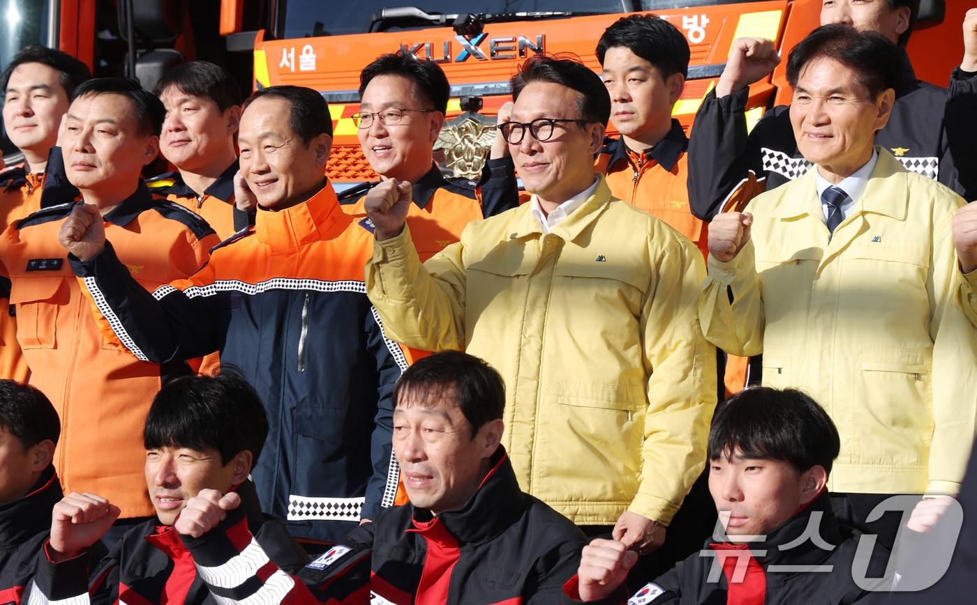 김민석 국무총리가 31일 서울 양천구 양천소방서를 방문해 현장점검을 마치고 직원들과 기념촬영을 하고 있다. 2025.12.31/뉴스1 ⓒ News1 김명섭 기자
