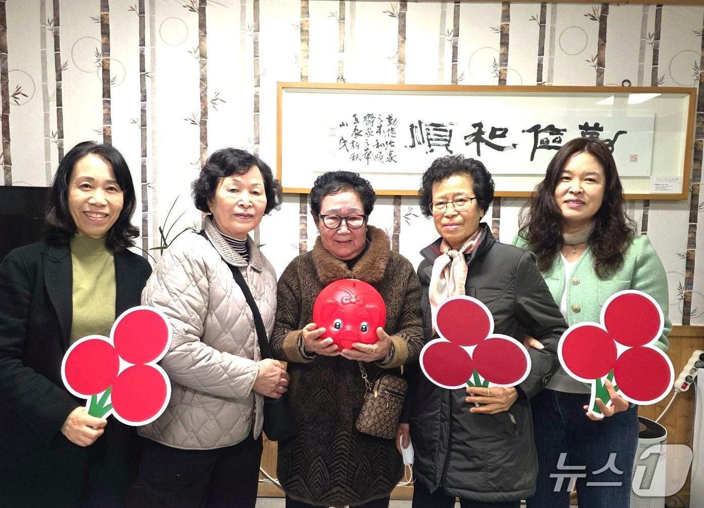 본문 이미지 - 31일 전주시 덕진구 여의동에 위치한 백우동산 경로당 회원들이 여의동주민센터를 방문, 그 동안 한 푼 두 푼 모았던 돼지저금통을 기부했다.(전주시 제공, 재판매 및 DB 금지)/뉴스1