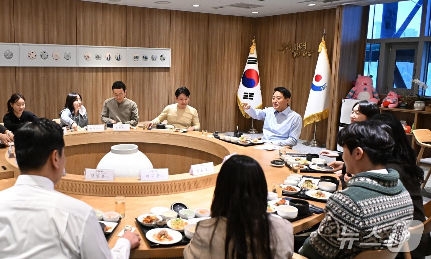 오세훈 서울시장이 31일 시장 집무실에서 24일 진행한 ‘창의발표회’ 참여 공무원들과 간담회를 하고 기념사진을 촬영하고 있다.(서울시 제공)