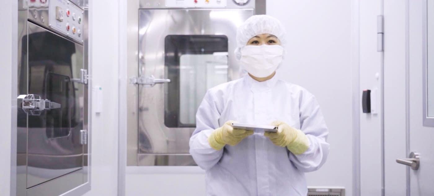 큐로셀 관계자가 의약품 제조·품질관리기준(GMP) 인증 시설에서 CAR-T 치료제 관련 업무를 하고 있다.(큐로셀 제공)/뉴스1