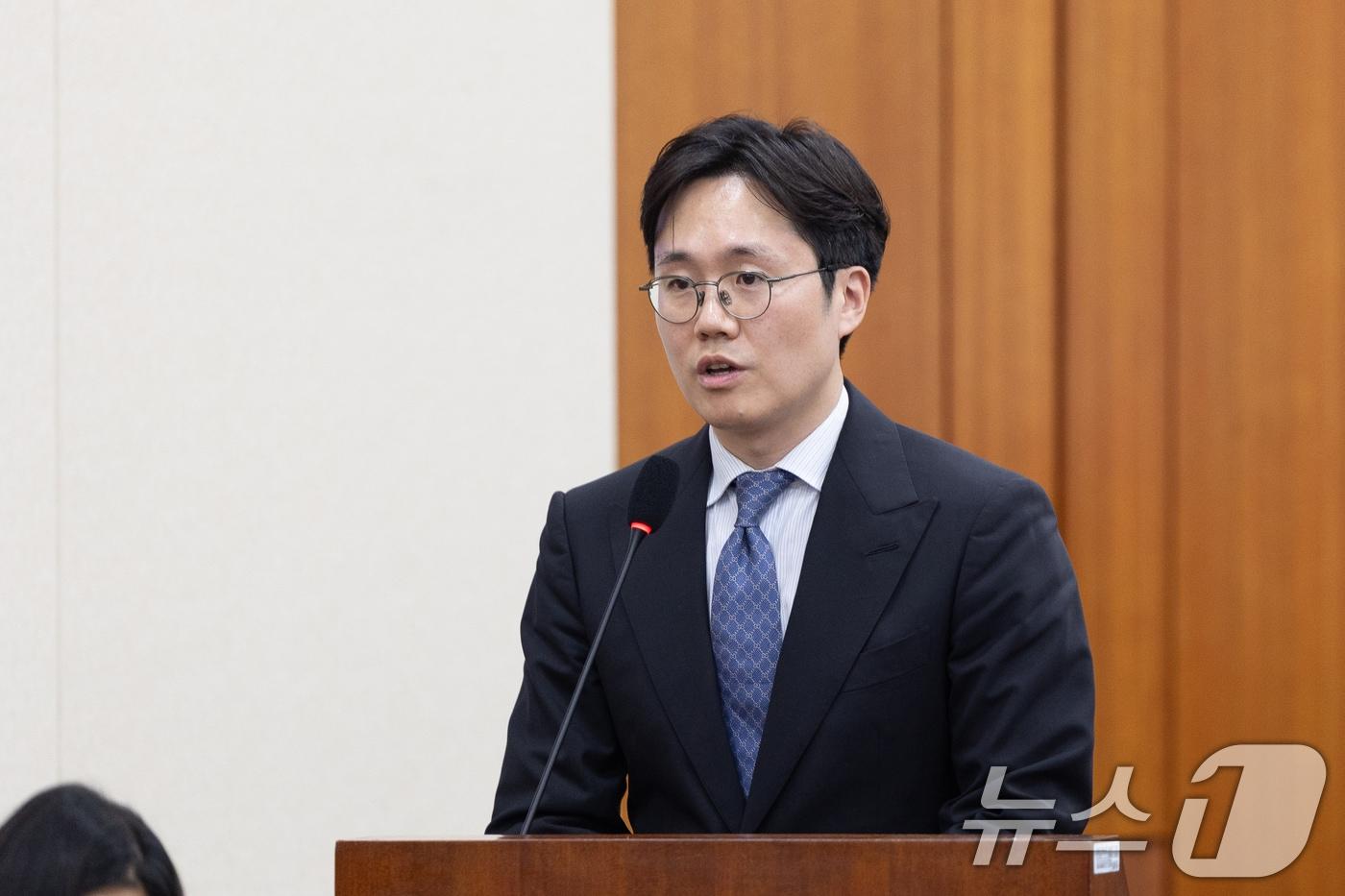 이재걸 쿠팡 법무담당 부사장이 31일 서울 여의도 국회에서 열린 제430회국회(임시회) 쿠팡 침해사고 및 개인정보 유출, 불공정 거래, 노동환경 실태 파악과 재발방지 대책 마련을 위한 연석 청문회에 출석해 의원 질의에 답변하고 있다. 2025.12.31/뉴스1 ⓒ News1 이승배 기자