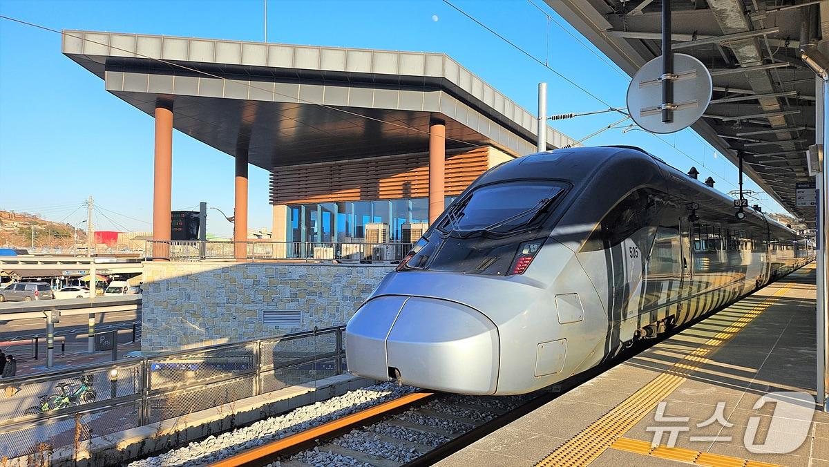 본문 이미지 - 삼척역에 정차해 있는 KTX-이음 (코레일 제공.재판매 및 DB 금지)/뉴스1