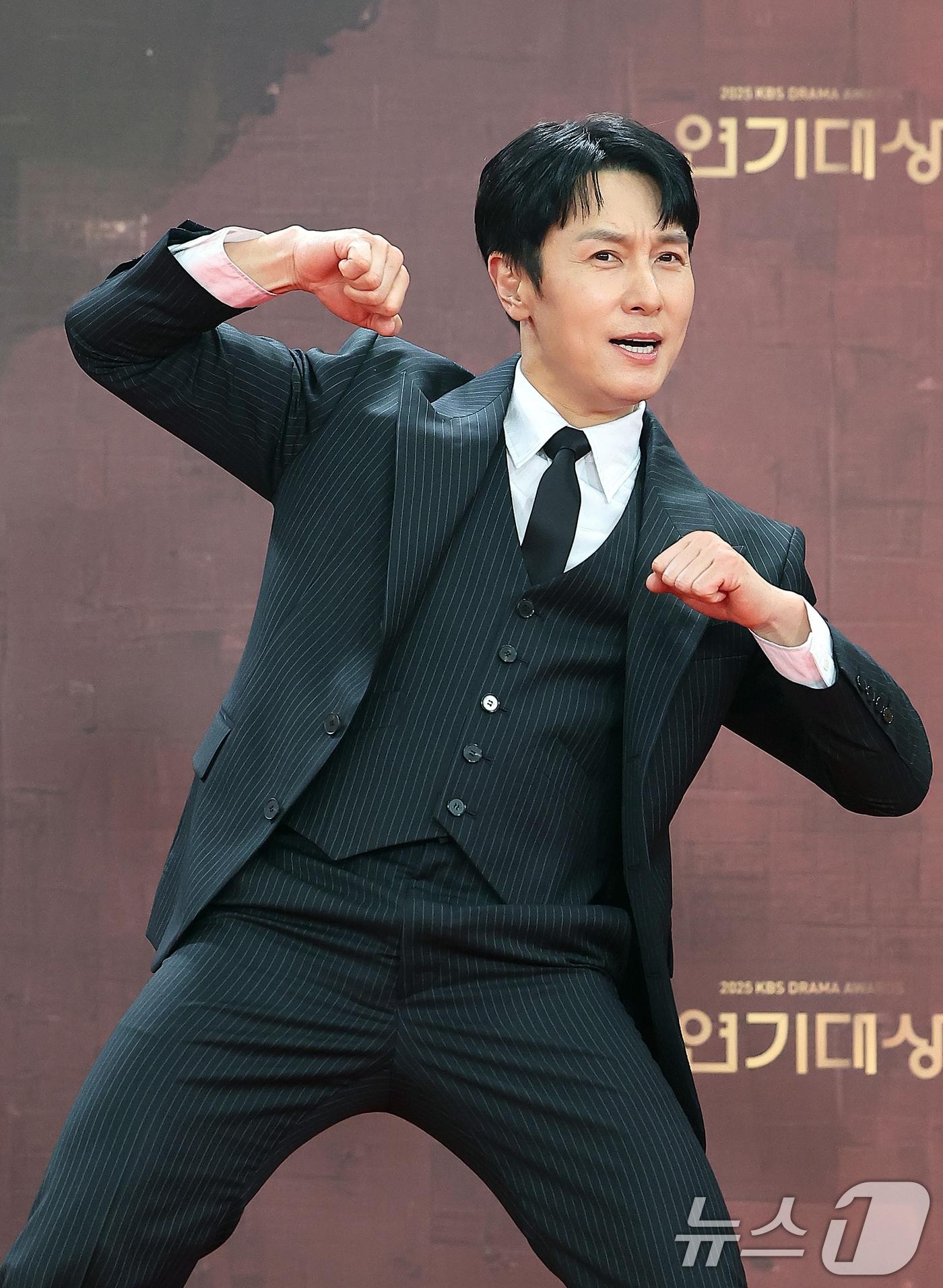 본문 이미지 - 배우 김동완이 31일 오후 서울 영등포구 KBS 신관에서 진행된 ‘2025 KBS 연기대상’ 레드카펫 행사에서 포즈를 취하고 있다. 2025.12.31/뉴스1 ⓒ News1 김진환 기자