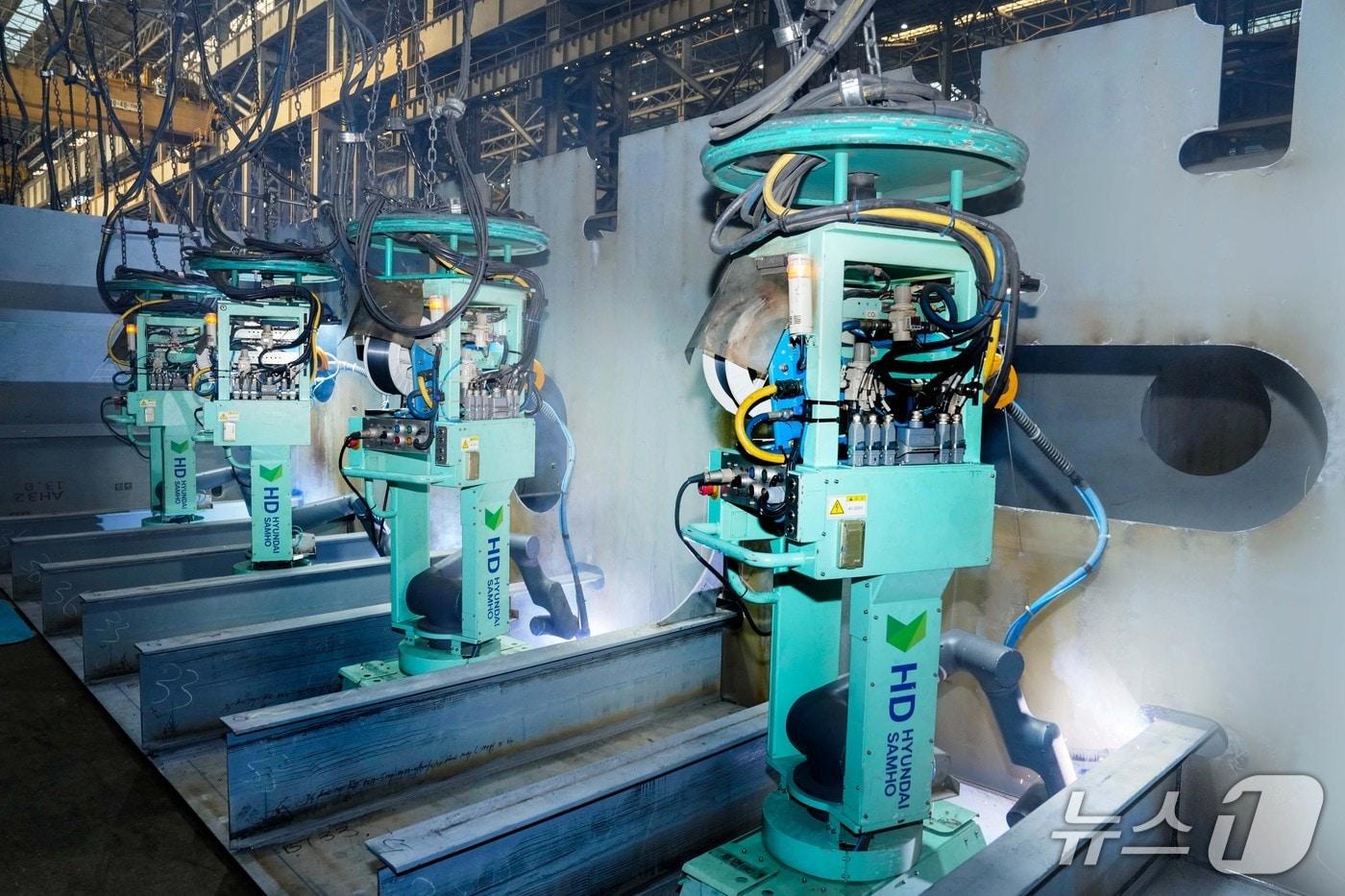  블록 셀 내부 용접 중인 HD현대삼호의 협동로봇 모습.(HD현대삼호 제공) 2025.12.30.