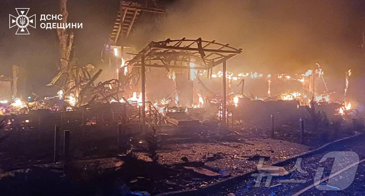 본문 이미지 - 우크라이나 오데사 지역에서 건물들이 공습으로 추정되는 공격을 받은 뒤 불에 타고 있는 모습.우크라이나 비상서비스가 2025년 12월 25일 촬영·배포한 사진. 2025.12.25.ⓒ AFP=뉴스1