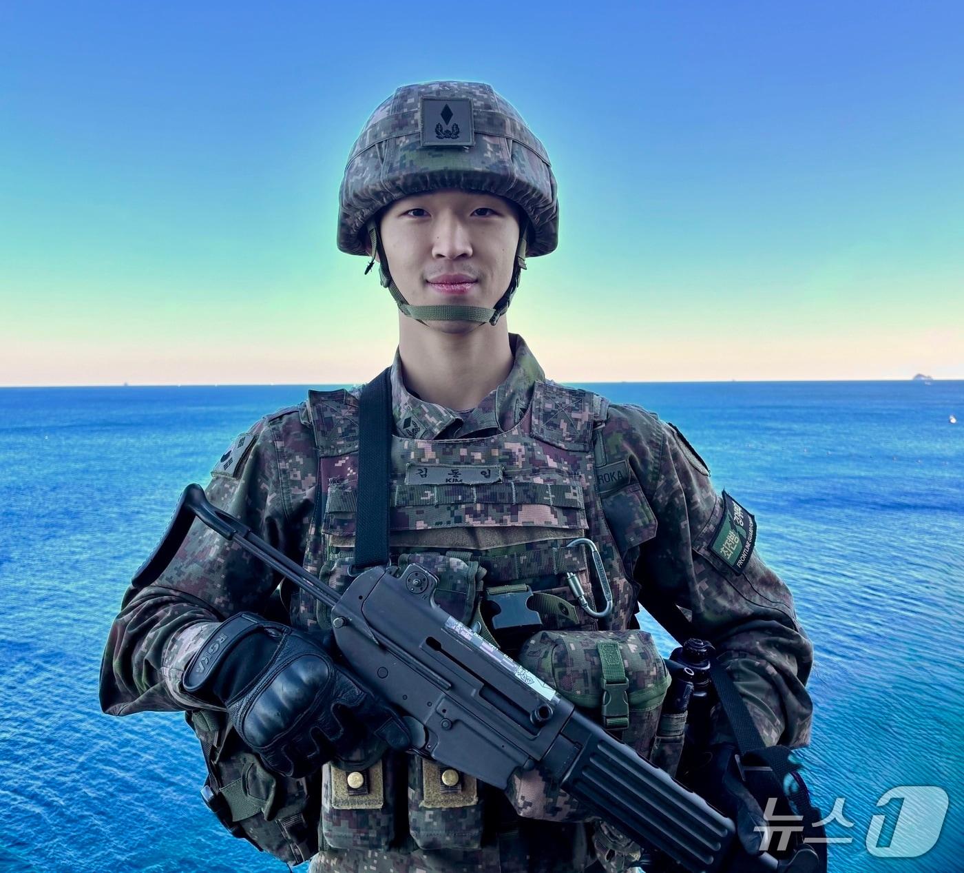 본문 이미지 - 해안 경계 작전 임무를 맡고 있는 육군31보병사단 소속 김동일 중위(진).(31사단 제공. 재판매 및 DB 금지) 2026.1.1.