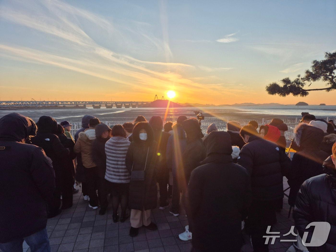 본문 이미지 - 31일 오후 5시쯤 인천 서구 아라빛섬정서진 광장에 시민들이 모여있다/뉴스1