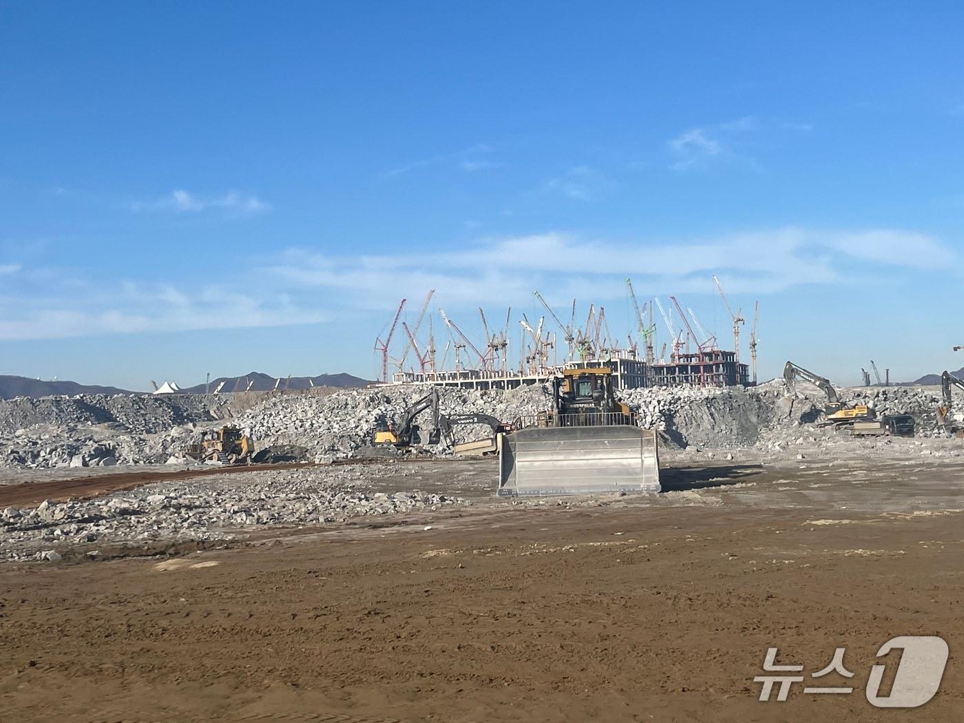 본문 이미지 - 지난 22일 SK하이닉스 용인 클러스터 공사 현장에서 1기 팹 공사가 한창 진행중인 모습.ⓒ 뉴스1