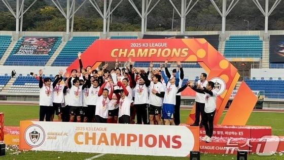 본문 이미지 - 김해 FC가 지난해 11월 8일 김해종합운동장에서 열린 시즌 마지막 홈경기에서 양평 FC에 3대 0으로 승리해 리그에서 우승한 후 세리머니를 벌이고 있다.(김해시 제공. 재판매 및 DB금지)