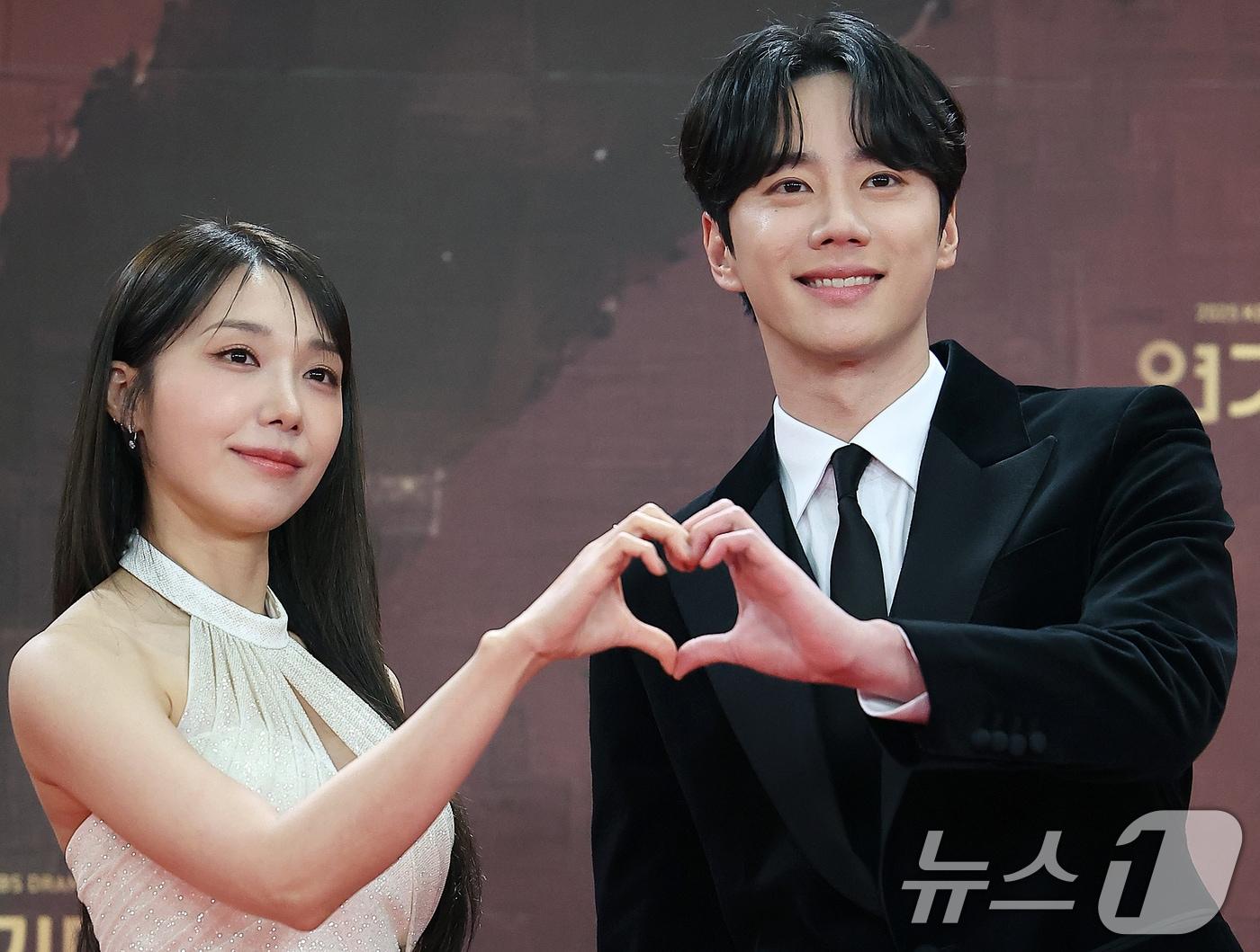 본문 이미지 - 배우 정은지와 이준영이 31일 오후 서울 영등포구 KBS 신관에서 진행된 ‘2025 KBS 연기대상’ 레드카펫 행사에서 포즈를 취하고 있다. 2025.12.31/뉴스1 ⓒ News1 김진환 기자