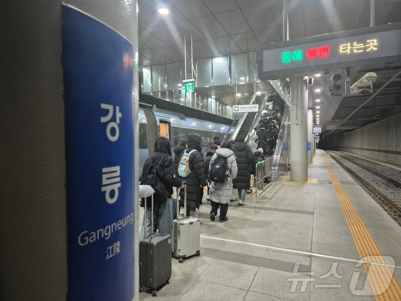 본문 이미지 - 2026년 병오년 새해를 하루 앞둔 31일 강원 강릉역에서 동해선 KTX를 이용해 도착한 관광객들이 캐리어를 끌며 승강장을 빠져나오고 있다. 2025.12.31/뉴스1 ⓒ News1 윤왕근 기자