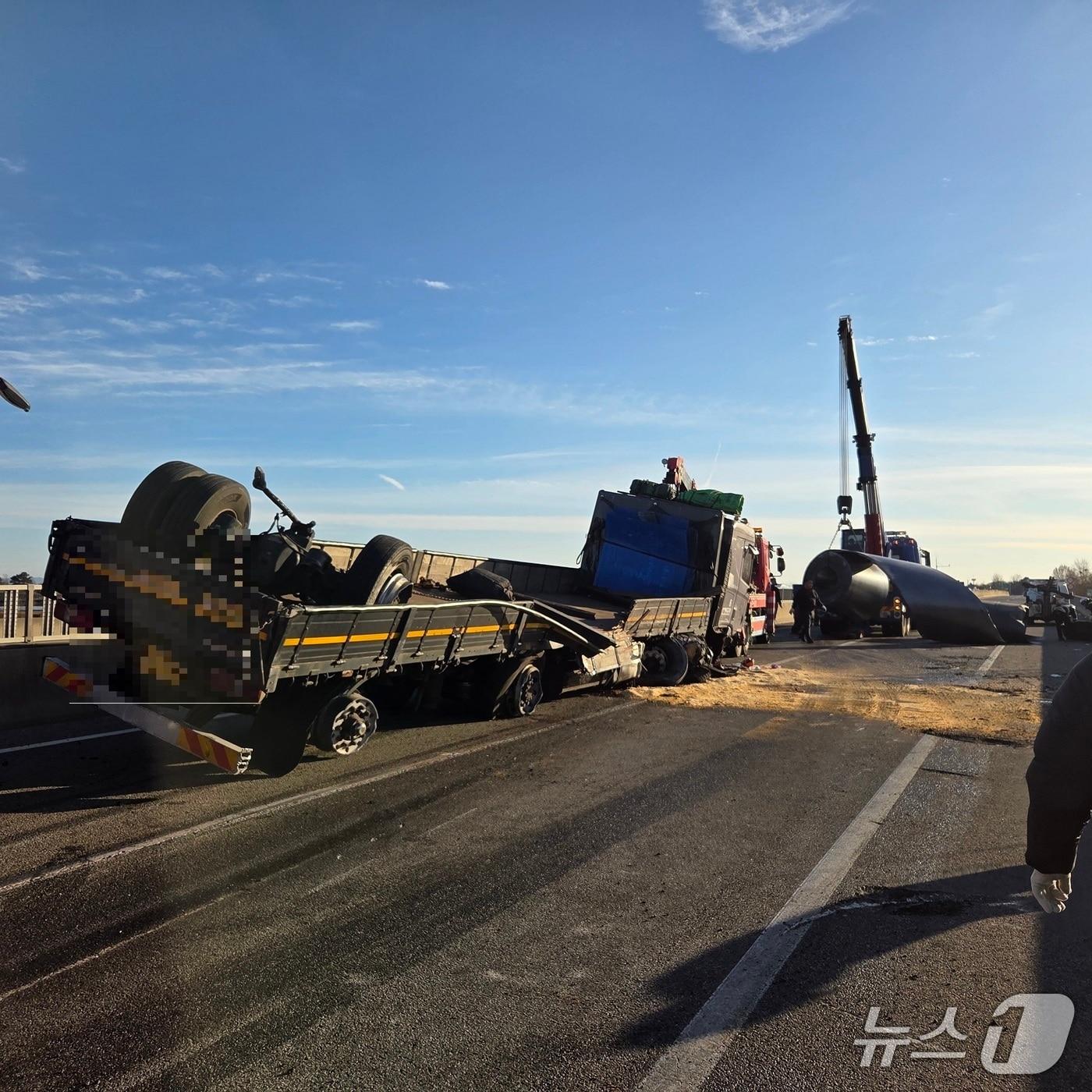 본문 이미지 - 천안논산고속도로 교통사고 현장. (공주소방서 제공, 재판매 및 DB금지) / 뉴스1 