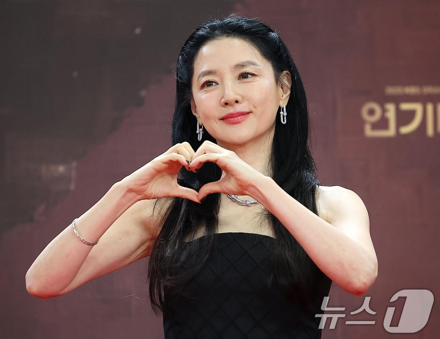 본문 이미지 - 배우 이영애가 31일 오후 서울 영등포구 KBS 신관에서 진행된 ‘2025 KBS 연기대상’ 레드카펫 행사에 참석해 포즈를 취하고 있다. 2025.12.31/뉴스1 ⓒ News1 김진환 기자