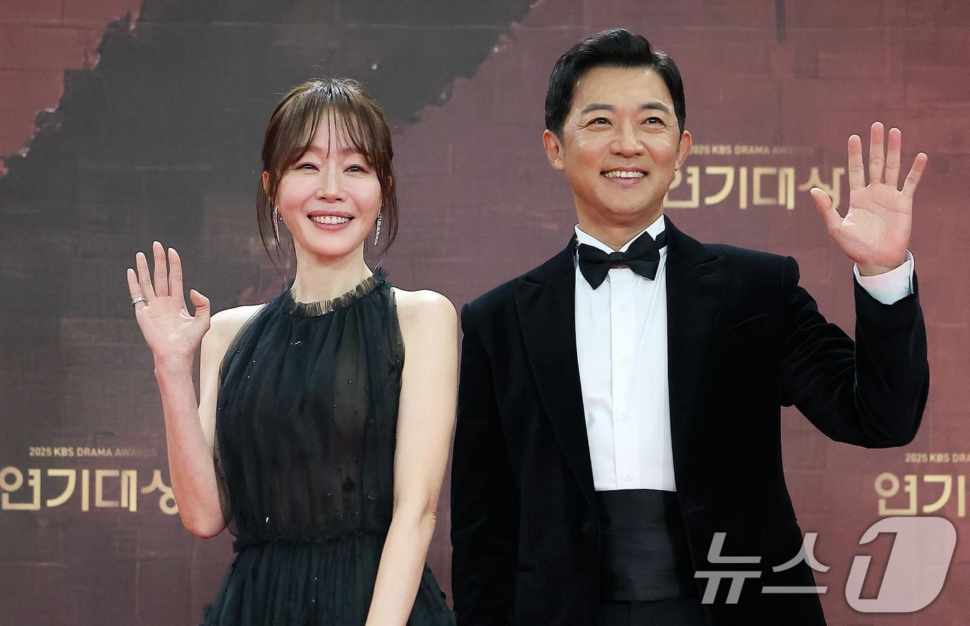 배우 엄지원과 안재욱이 31일 오후 서울 영등포구 KBS 신관에서 진행된 ‘2025 KBS 연기대상’ 레드카펫 행사에 참석해 포즈를 취하고 있다. 2025.12.31/뉴스1 ⓒ News1 김진환 기자
