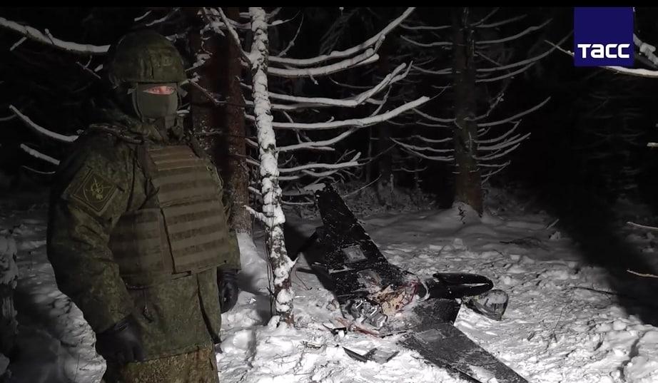 본문 이미지 - 러시아 국방부가 공개한 푸틴 관저 공격에 쓰인 우크라이나 드론 파편. 타스통신 캡처. 2025.12.31.