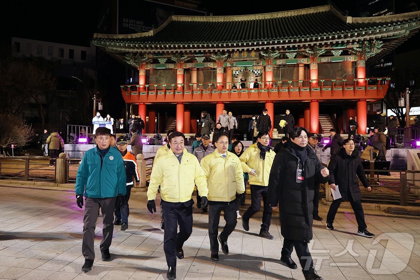 윤호중 행정안전부 장관이 31일 오후 서울 종로구 보신각 제야의 종 타종행사를 앞두고 일대 인파관리대책 등 안전 현장점검을 하고 있다. (행정안전부 제공. 재판매 및 DB 금지) 2025.12.31/뉴스1