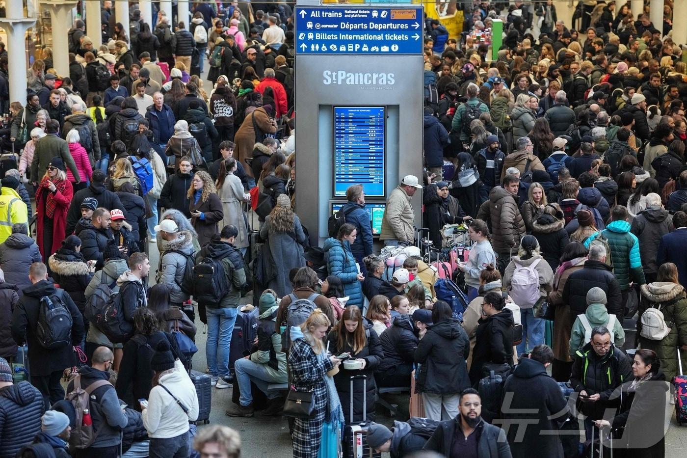 유로스타 운행 중단에 영국 런던 세인트 판크라스 역에서 대기 중인 승객들. 2025.12.30 ⓒ AFP=뉴스1 ⓒ News1 이지예 객원기자