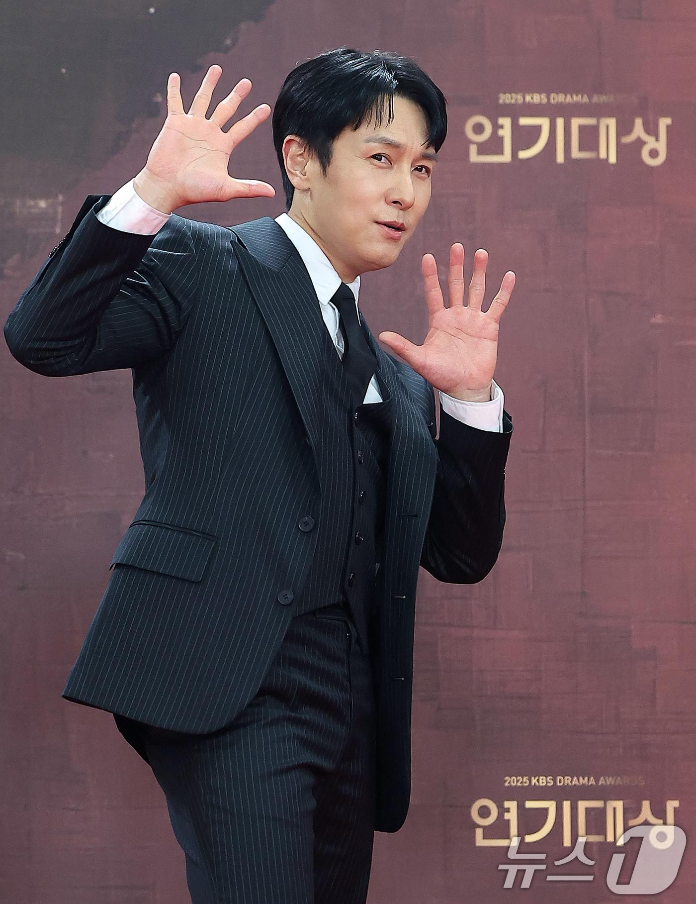 본문 이미지 - 배우 김동완이 31일 오후 서울 영등포구 KBS 신관에서 진행된 ‘2025 KBS 연기대상’ 레드카펫 행사에 참석해 포즈를 취하고 있다. 2025.12.31 ⓒ 뉴스1 김진환 기자