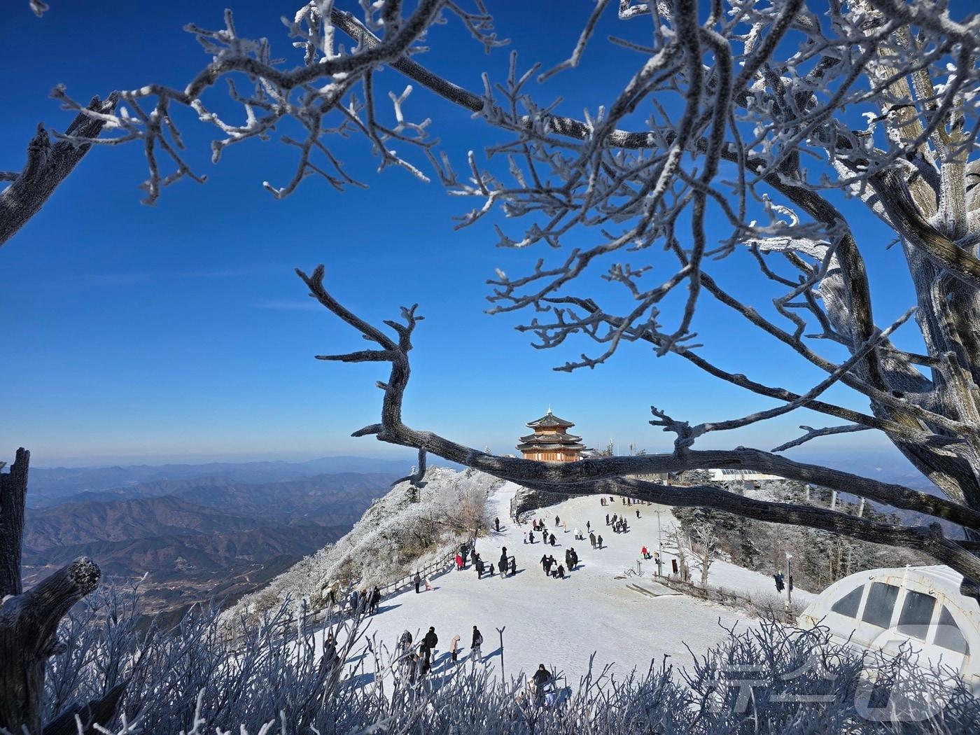 본문 이미지 - 31일 오후 전북 무주군 덕유산에 눈이 쌓인 가운데 향적봉에서 보이는 상제루 쉼터.(덕유산국립공원사무소 제공. 재판매 및 DB금지) 2025.12.31/뉴스1