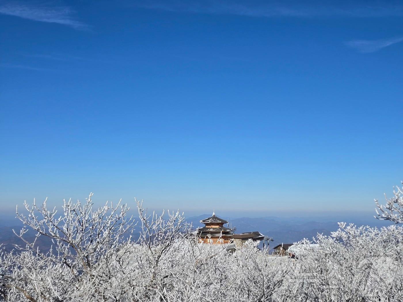 본문 이미지 - 전북 무주군 덕유산에 눈이 쌓인 가운데 향적봉에서 보이는 상제루 쉼터.(덕유산국립공원사무소 제공. 재판매 및 DB금지) 2025.12.31/뉴스1 ⓒ News1 장수인 기자