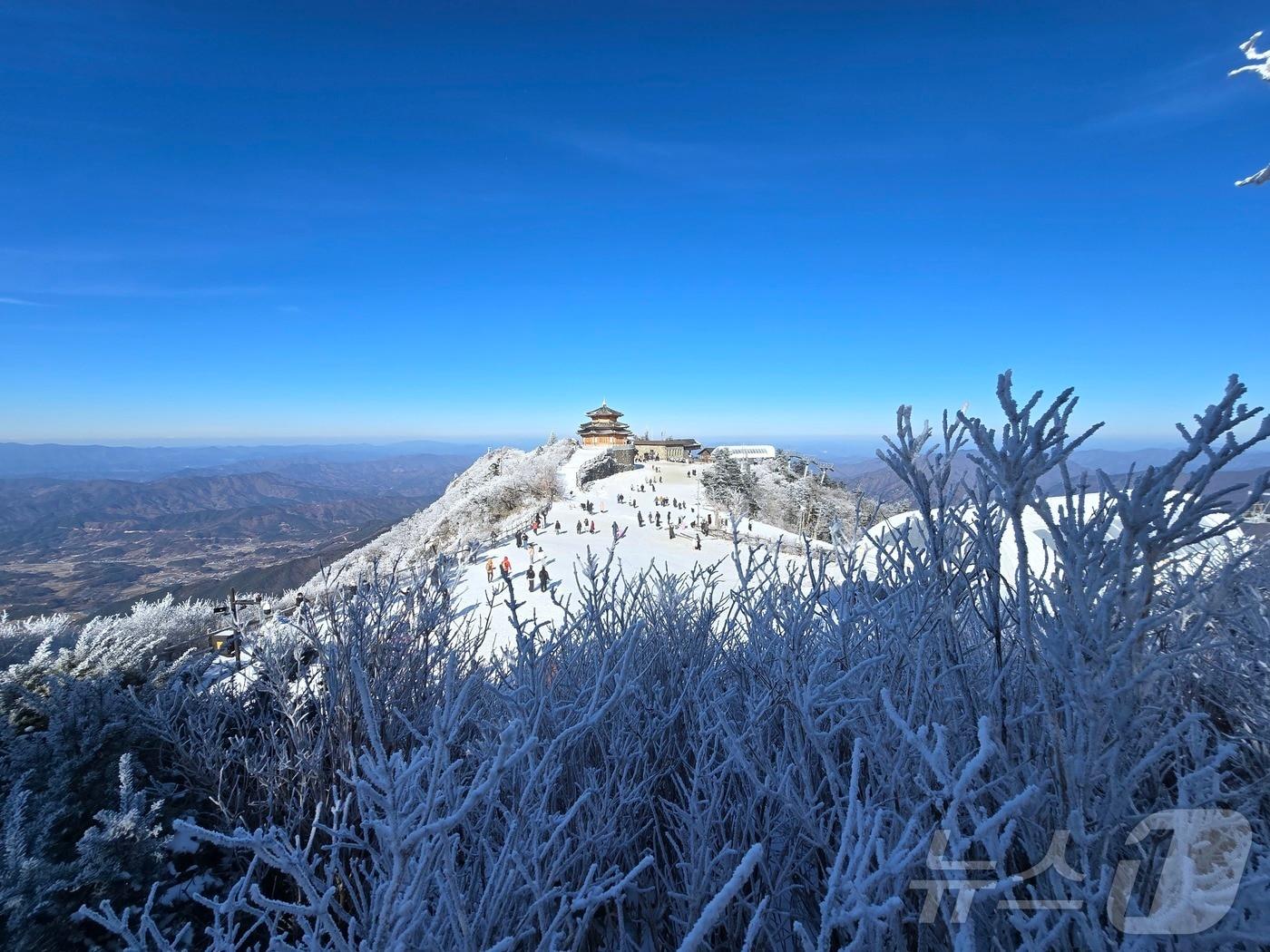 본문 이미지 - 31일 오후 전북 무주군 덕유산에 눈이 쌓인 가운데 향적봉에서 보이는 상제루 쉼터.(덕유산국립공원사무소 제공. 재판매 및 DB금지) 2025.12.31/뉴스1 ⓒ News1 장수인 기자