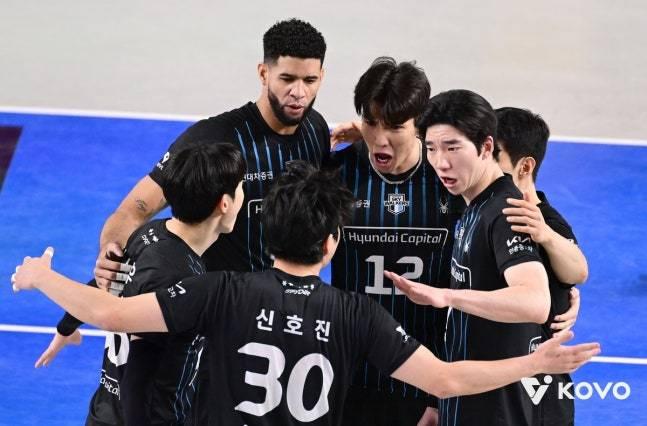 본문 이미지 - 프로배구 현대캐피탈 선수들이 기뻐하고 있다.(KOVO 제공)