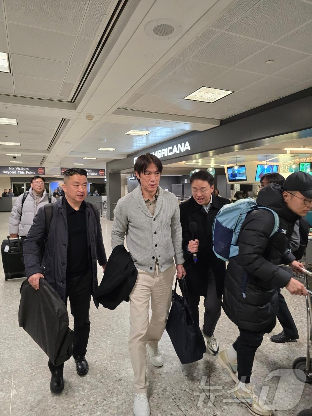 본문 이미지 - 홍명보 축국 국가대표팀 감독이 3일&#40;현지시간&#41; 미국 워싱턴DC 인근 덜레스 국제공항을 통해 입국하고 있다. 홍 감독은 &#34;월드컵에 진출할 수 있는 것 자체가 아주 큰 영광으로 모레 조추첨 결과가 나온 다음부터 월드컵이 시작된다고 볼 수 있다＂라고 말했다. 2025.12.3/뉴스1 ⓒ News1 류정민 특파원
