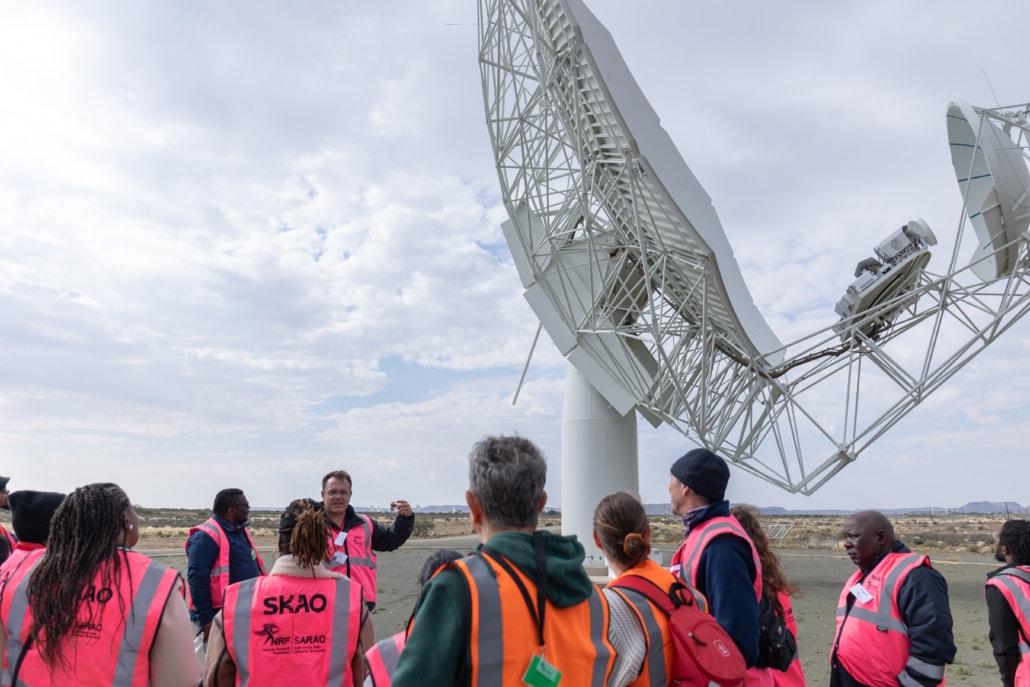 본문 이미지 - 남아프리카 공화국 중앙고원인 &#39;카루&#39;에 위치한 &#39;남아공 전파천문대&#40;SARAO&#41;’의 모습.&#40;SARAO 제공&#41;/한국과학기자협회 공동취재단