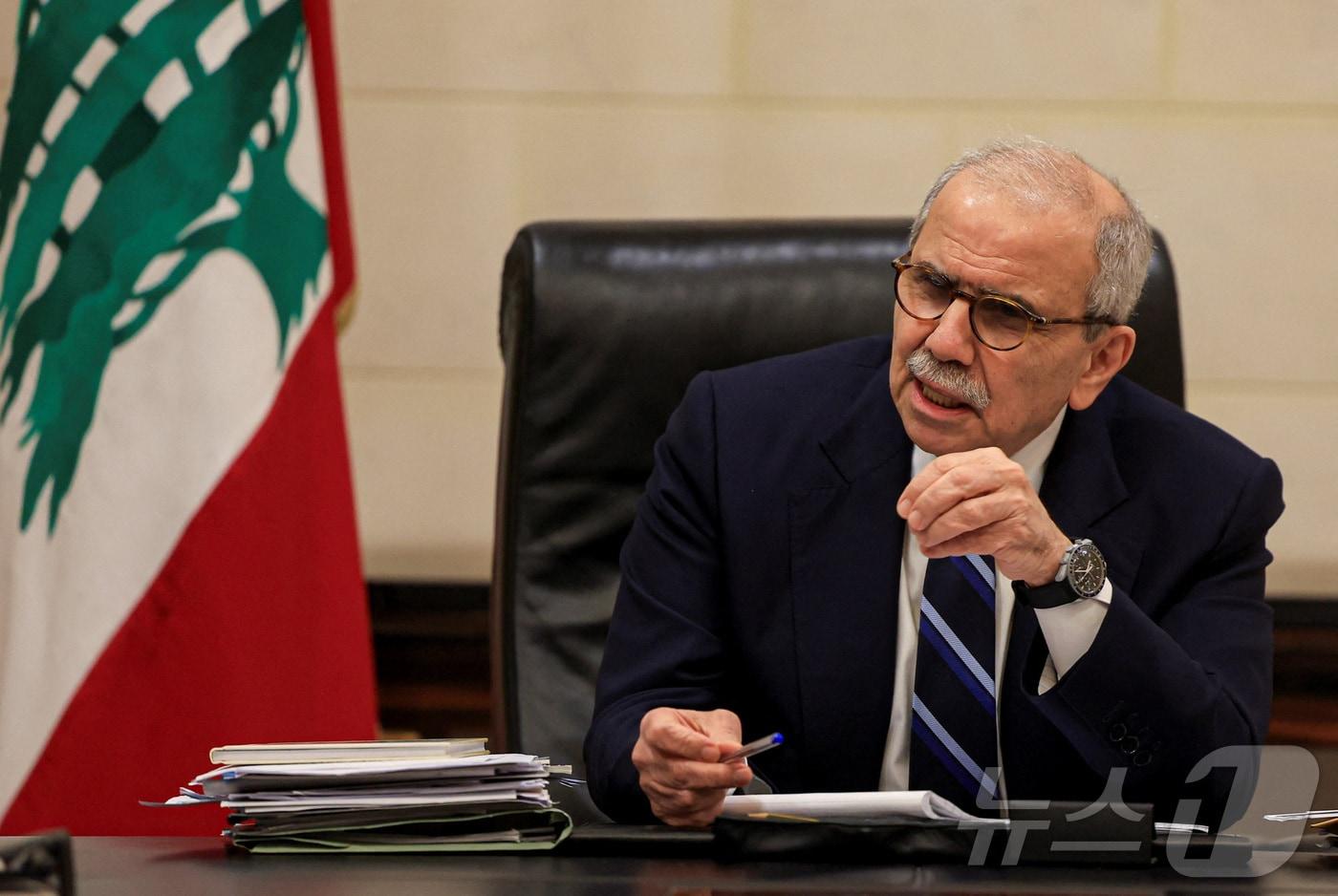 3일&#40;현지시간&#41; 나와프 살람 레바논 총리가 수도 베이루트 정부청사에서 기자들과 대화하고 있다. 2025.12.03 ⓒ 로이터=뉴스1 ⓒ News1 김지완 기자