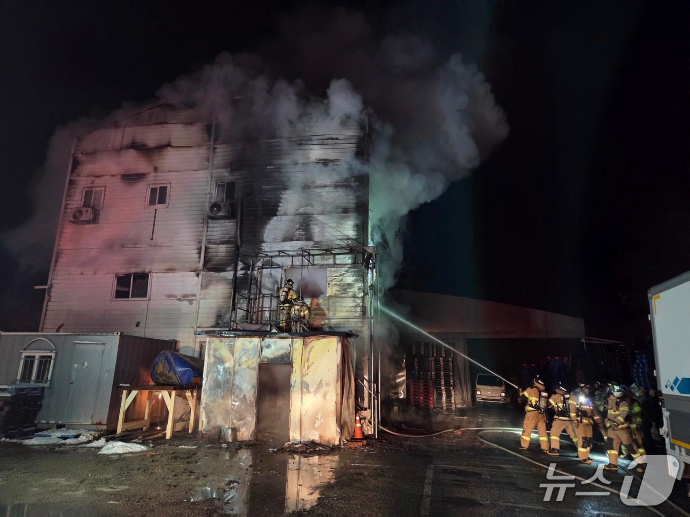 본문 이미지 -  천안 유리가공 공장 화재 현장. &#40;천안동남소방서 제공, 재판매 및 DB금지&#41; / 뉴스1