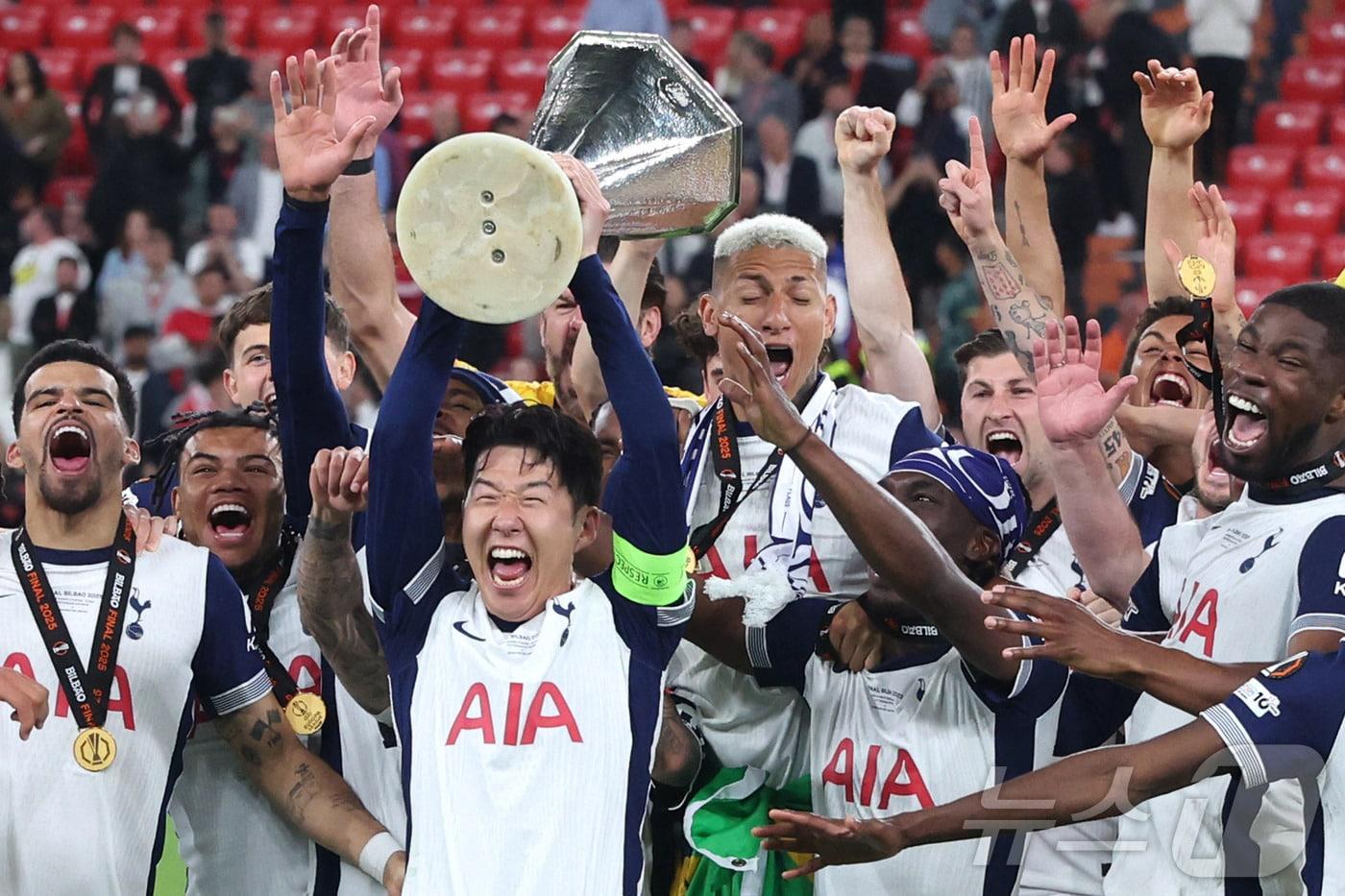 손흥민이 전 소속 팀 토트넘 팬들 앞에 선다.ⓒ AFP=뉴스1