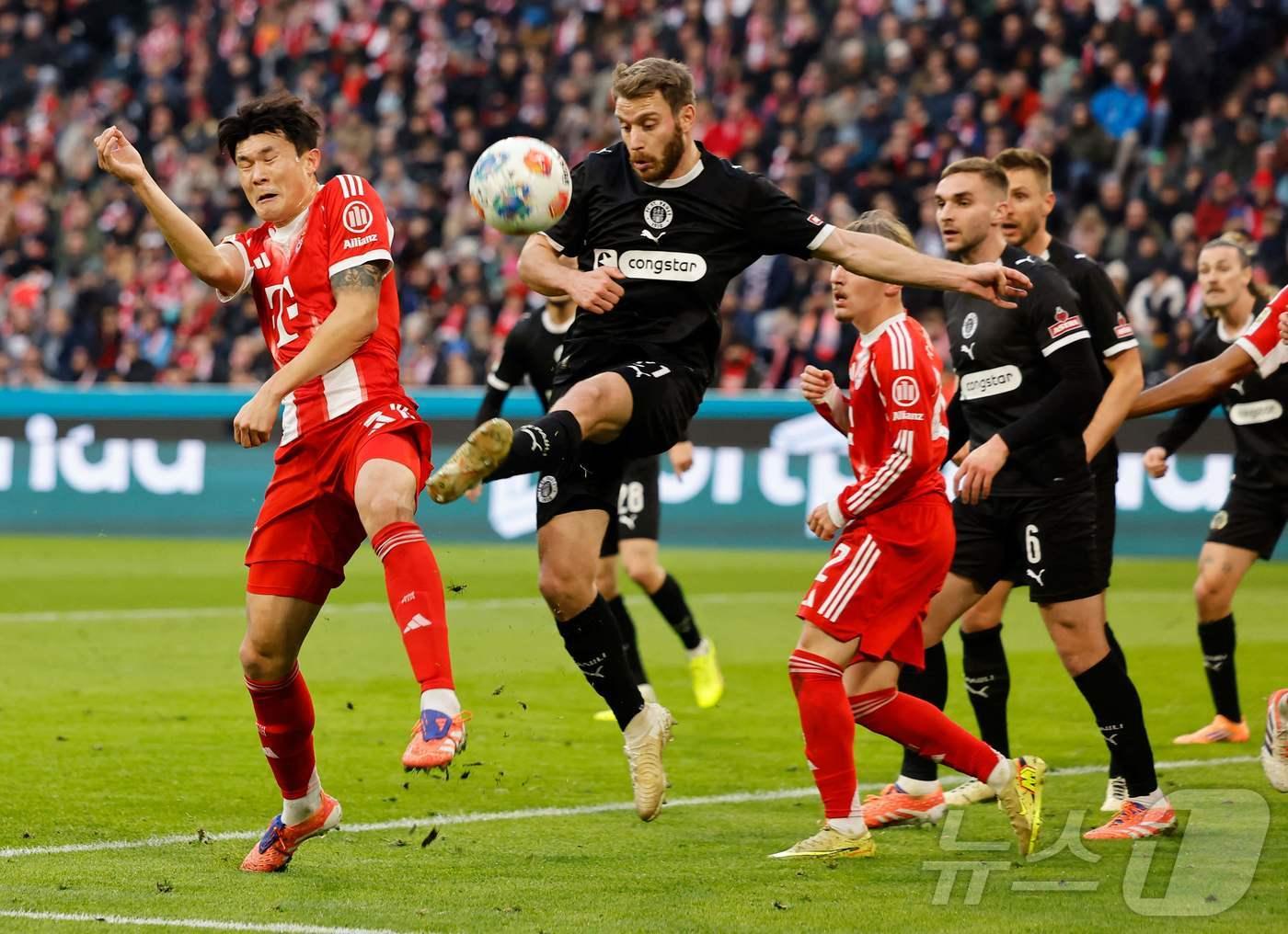 본문 이미지 - 바이에른 뮌헨의 김민재&#40;왼쪽&#41; ⓒ AFP=뉴스1