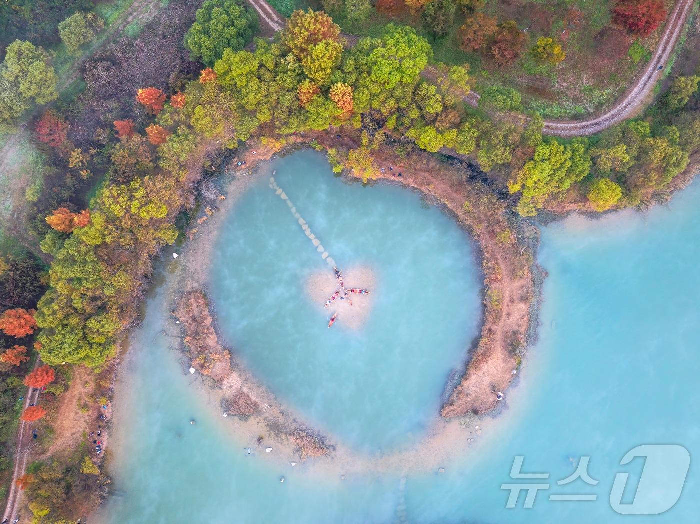 본문 이미지 - 대상&#40;대통령상&#41;인 전북 진안 주천생태공원의 가을 풍경을 드론으로 촬영한 이정희 씨의 &#39;주천의 가을&#39;&#40;한국관광공사 제공&#41; 