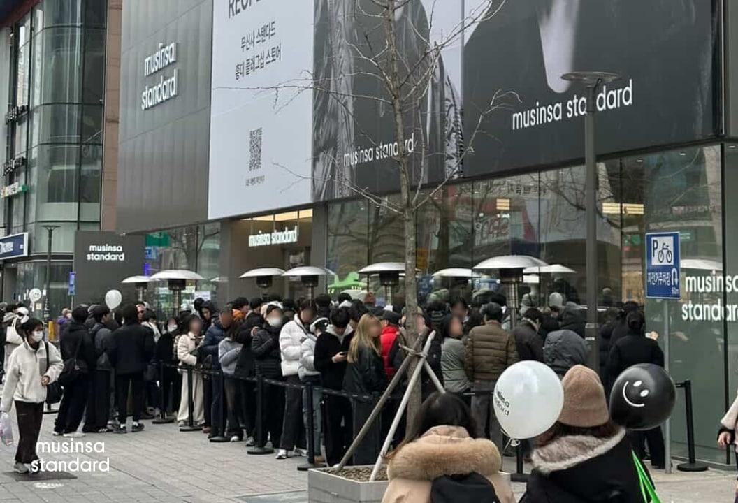 본문 이미지 - 무신사 스탠다드 홍대 플래그십 스토어 앞에서 고객들이 입장을 기다리고 있다.&#40;무신사 제공&#41;