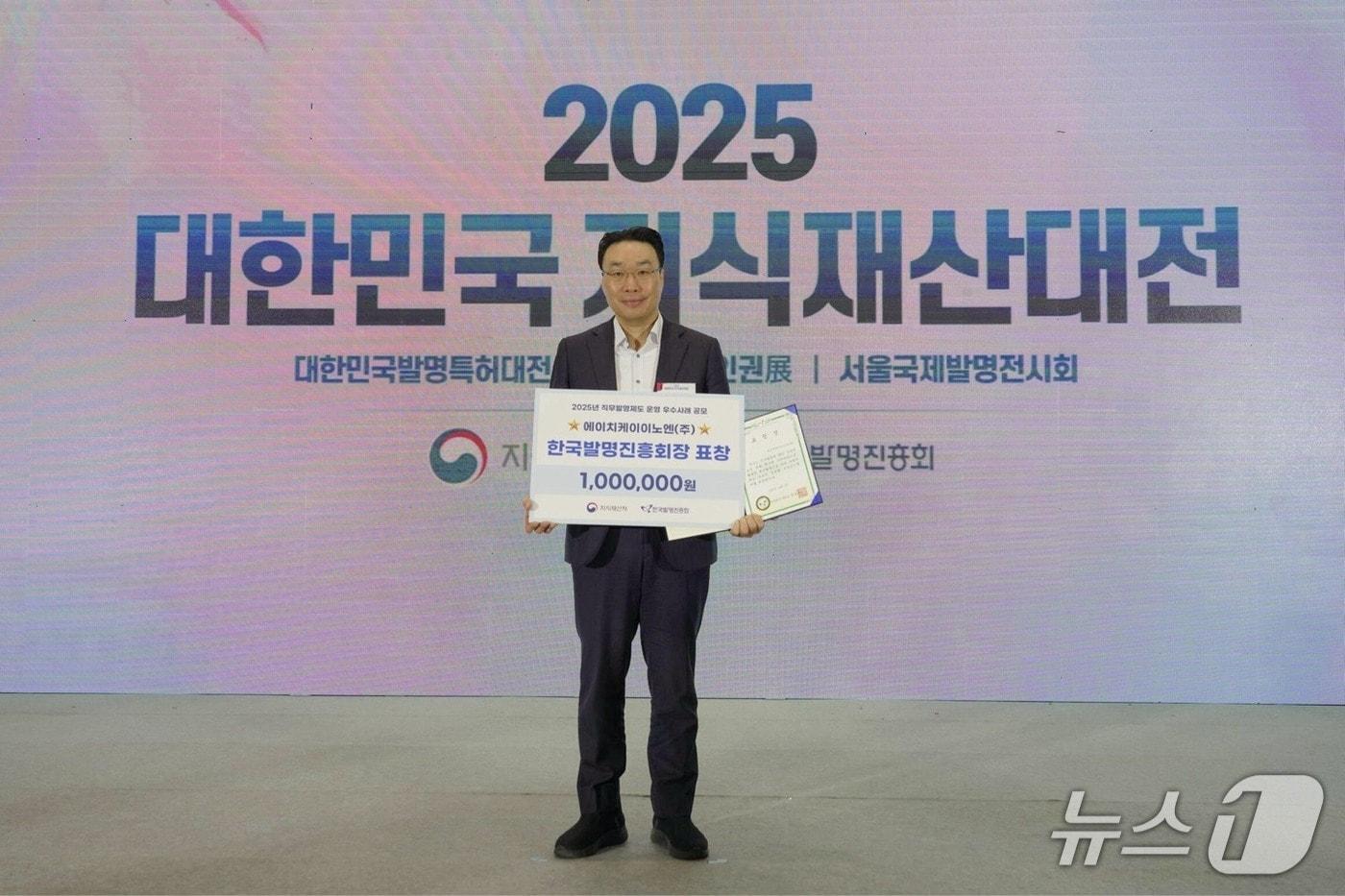 김봉태 HK이노엔 신약연구소 상무가 기념촬영을 하고 있다. /제공 = HK이노엔