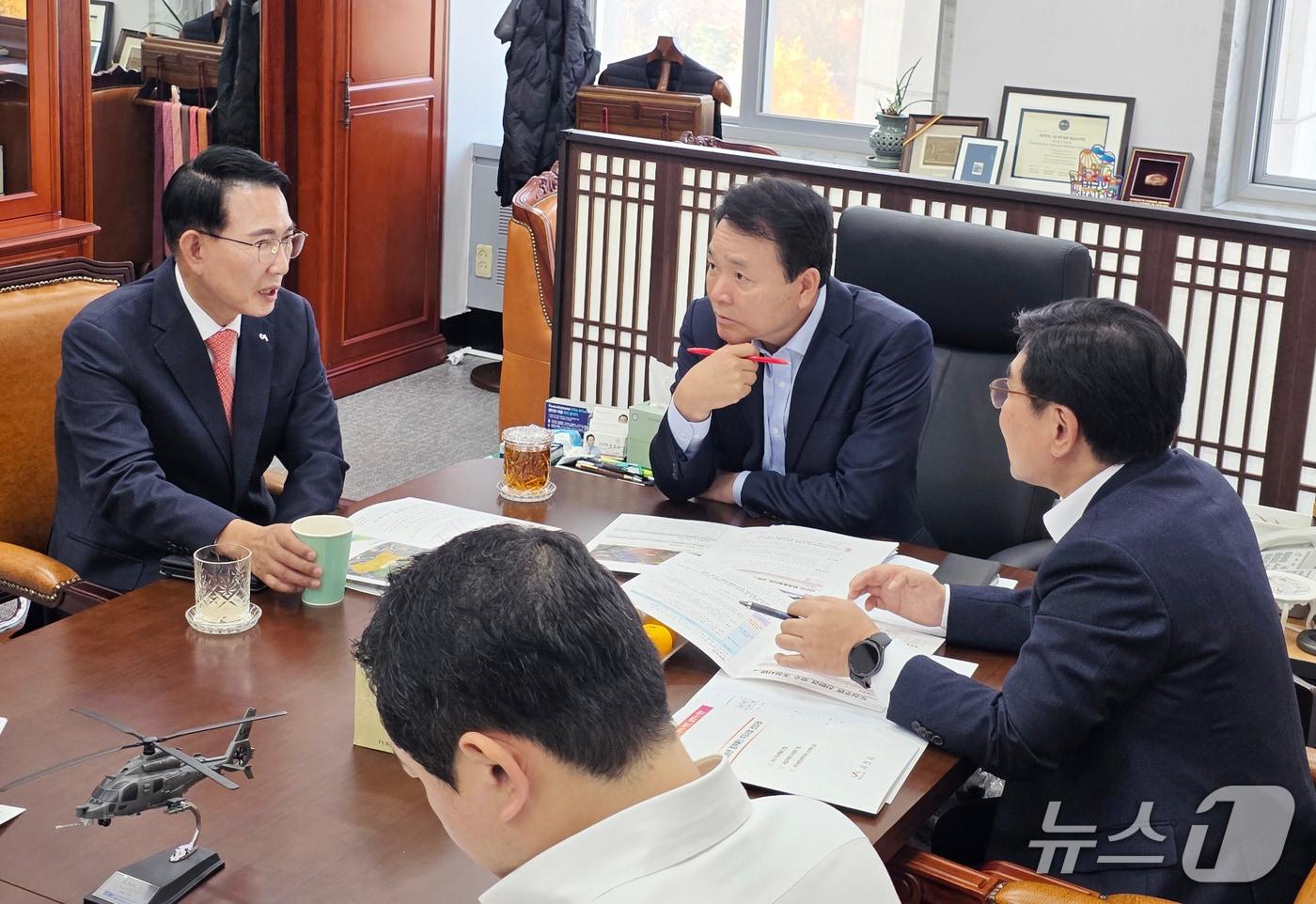 이완섭 서산시장&#40;맨 왼쪽&#41;이 지난달 13일 국회에서 성일종 의원&#40;가운데&#41;을 만나 주요 현안 사업에 대한 국비 반영을 건의하고 있다.&#40;서산시 제공. 재판매 및 DB금지&#41;2025.12.4/뉴스1