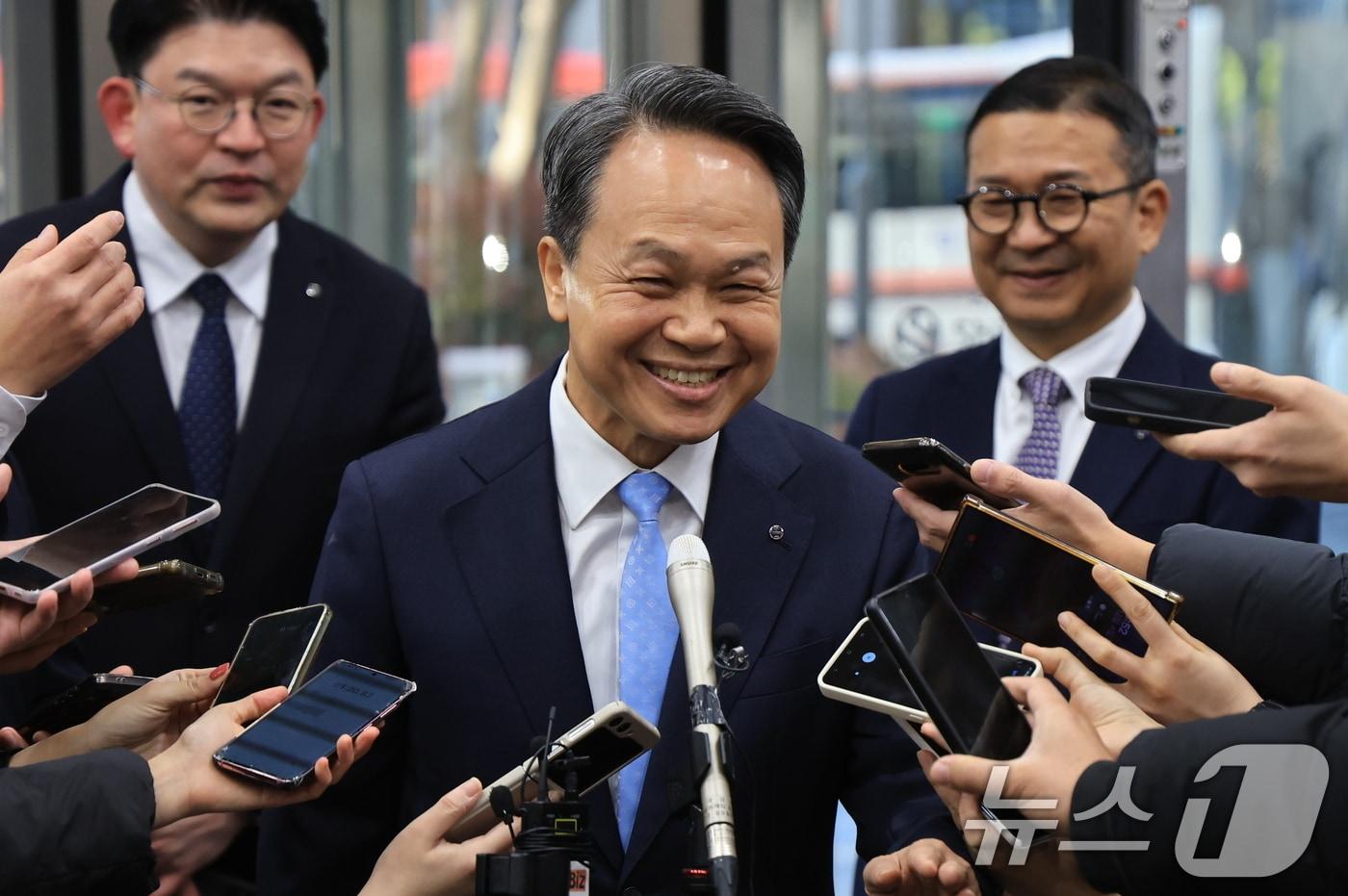 신한금융지주 차기 회장 후보인 진옥동 현 신한금융지주 회장이 4일 오전 서울 중구 신한금융지주 본사에서 열린 개별 최종 면접에 참석해 미소를 짓고 있다. 2025.12.4/뉴스1 ⓒ News1 김진환 기자