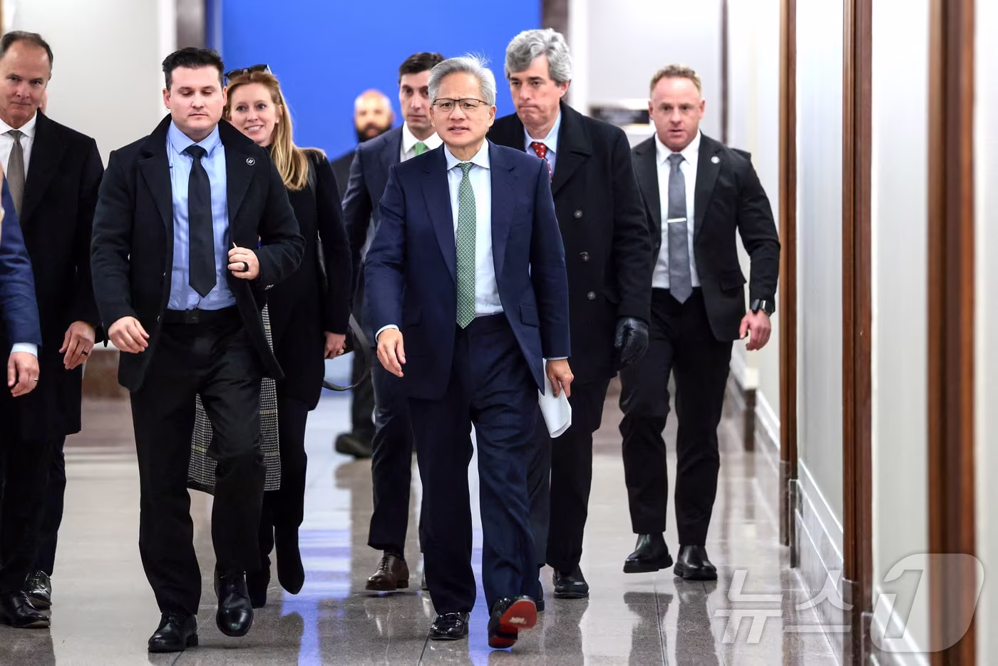 젠슨 황 엔비디아 최고경영자&#40;CEO&#41;가 3일 미국 워싱턴DC 의사당에서 열린 미 상원 은행위원회 회의에 참석하기 위해 이동하고 있다. 2025.12.03. ⓒ 로이터=뉴스1 ⓒ News1 윤다정 기자