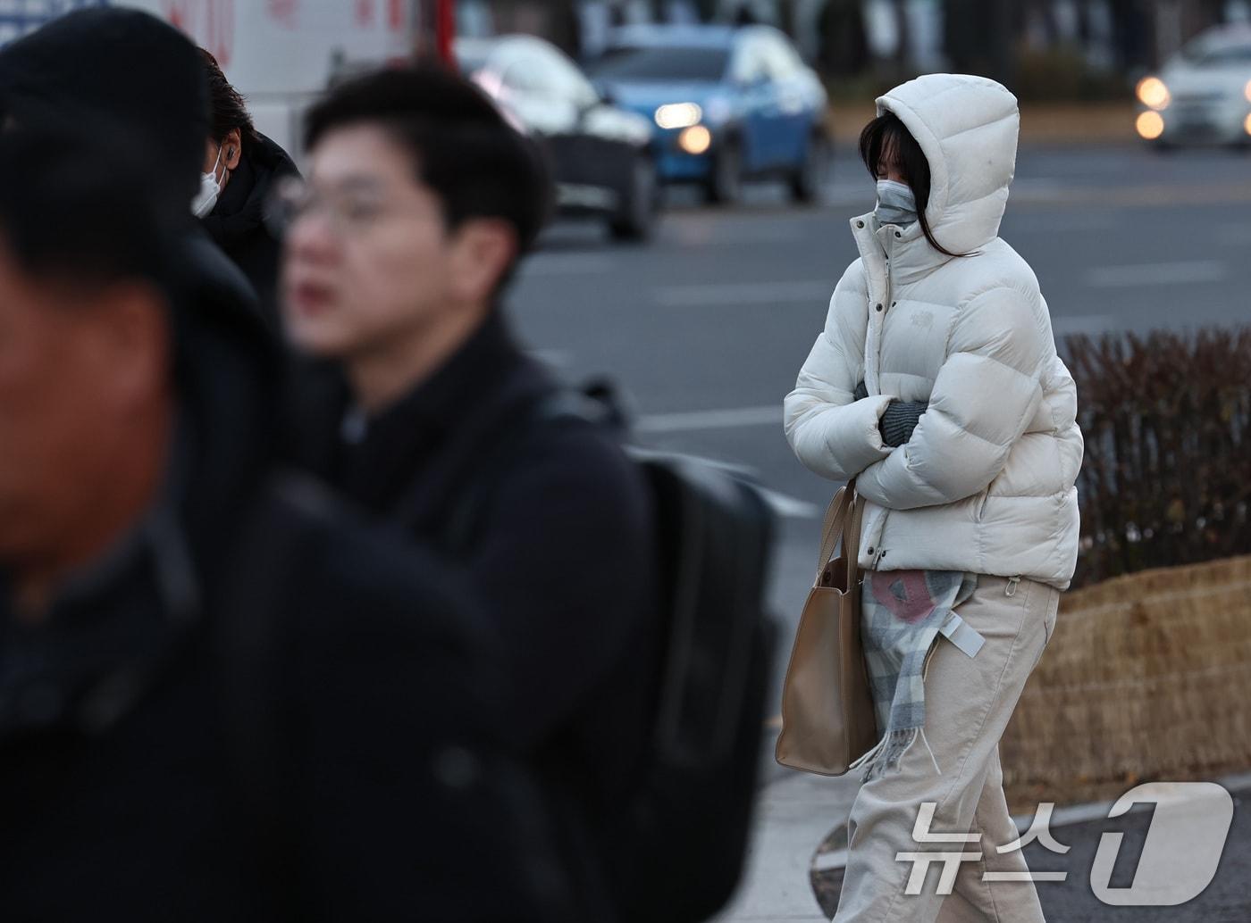 본문 이미지 - 서울 광화문네거리 일대에서 시민들이 추위 속 출근길 발걸음을 옮기고 있다. 2025.12.4/뉴스1 ⓒ News1 구윤성 기자