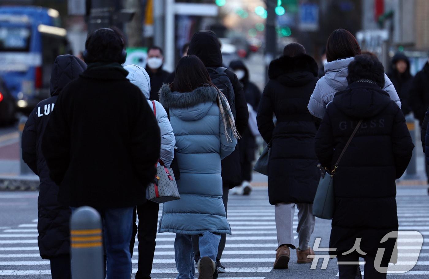 서울의 최저기온이 영하 10도 가까이 떨어진 4일 오전 서울 광화문네거리 일대에서 시민들이 추위 속 출근길 발걸음을 옮기고 있다. 2025.12.4/뉴스1 ⓒ News1 구윤성 기자