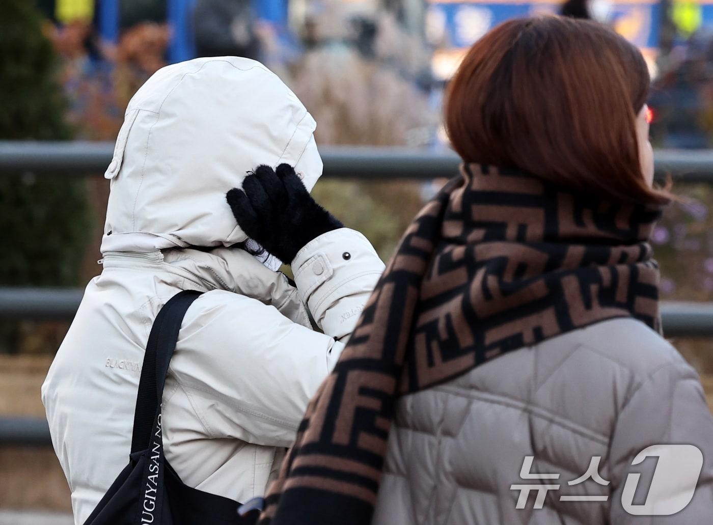 본문 이미지 - 서울의 최저기온이 영하 10도 가까이 떨어진 4일 오전 서울 광화문네거리 일대에서 시민들이 추위 속 출근길 발걸음을 옮기고 있다. 2025.12.4/뉴스1 ⓒ News1 구윤성 기자